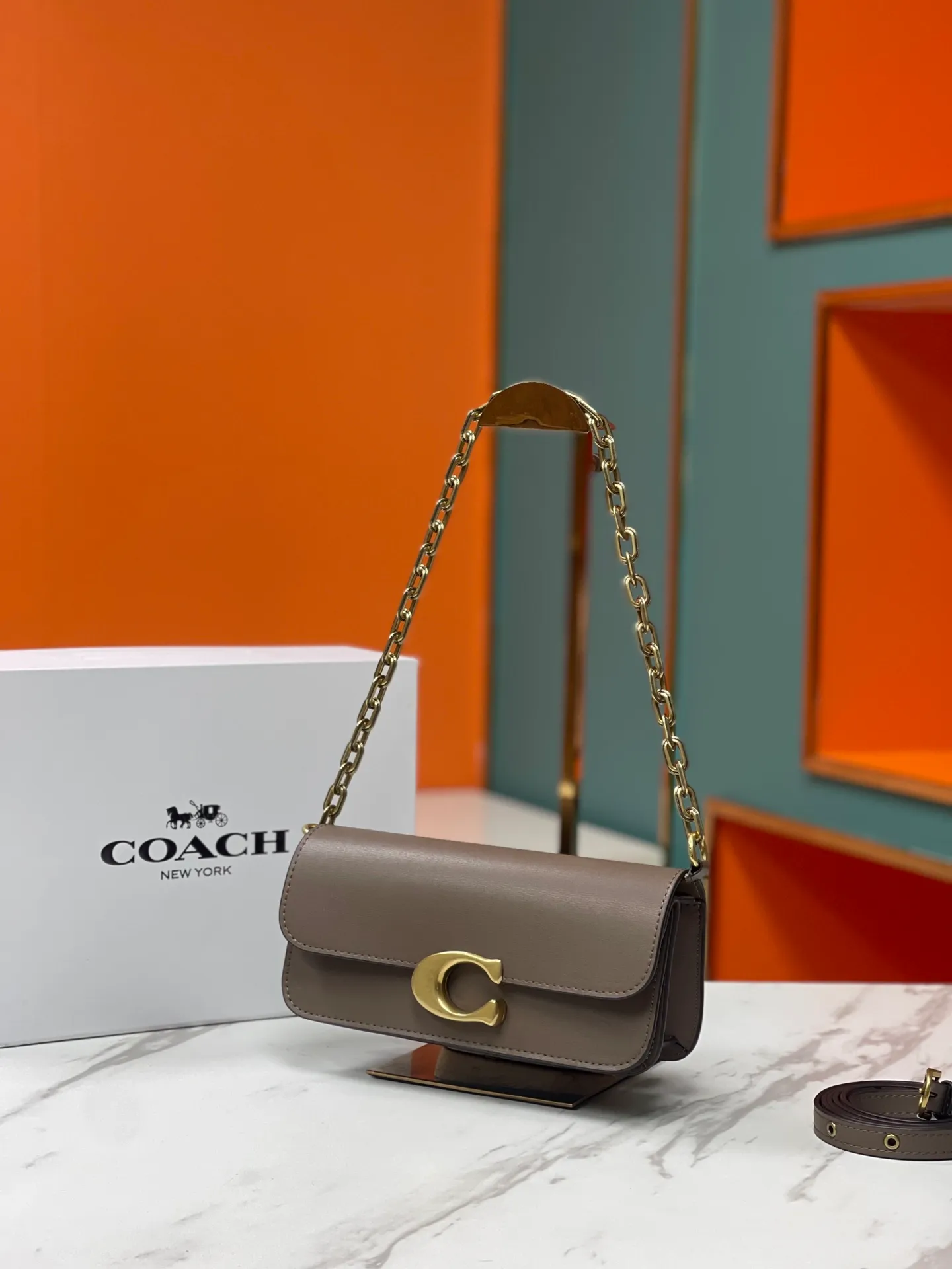 Top original order p500💰💃Coach’s latest crossbody bag💐The shoulder strap design has a full score of 100 and the leather detachable shoulder strap is also equipped with a retro old chain + leather shoulder strap. The big brand logoC is particularly obvious on the accordion-style sides. The inner material is Napa sheepskin. The texture is very good! #coachNew #Chain Bag Model CP362. Size 24X10X7