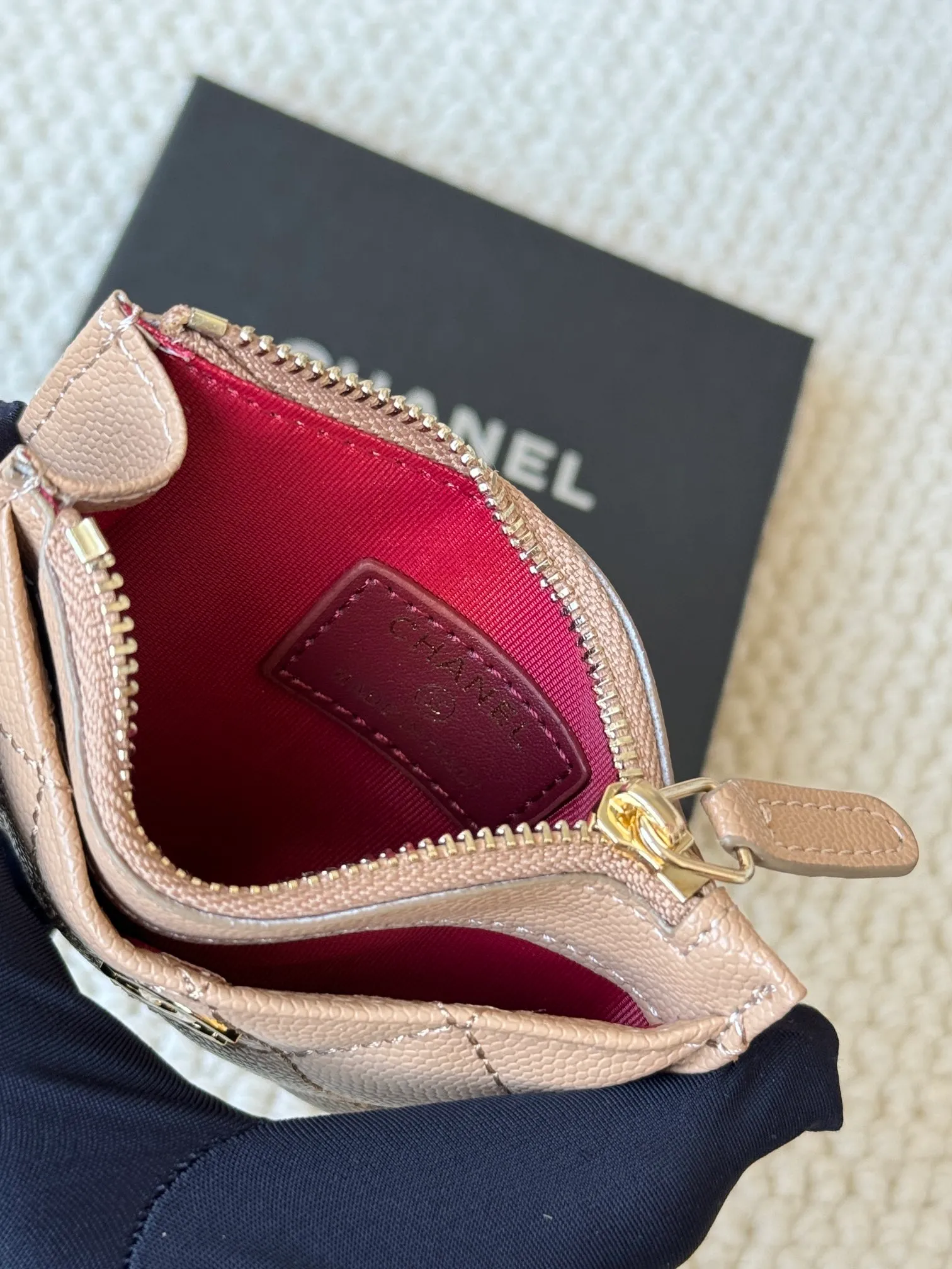 💰120 Chanel single-pull card holder can hold four cards and change, can be held in hand, can be put in the bag, easy to store, small and cute mini card holder, made of cowhide, model number A84105, size: 9x11.5cm​