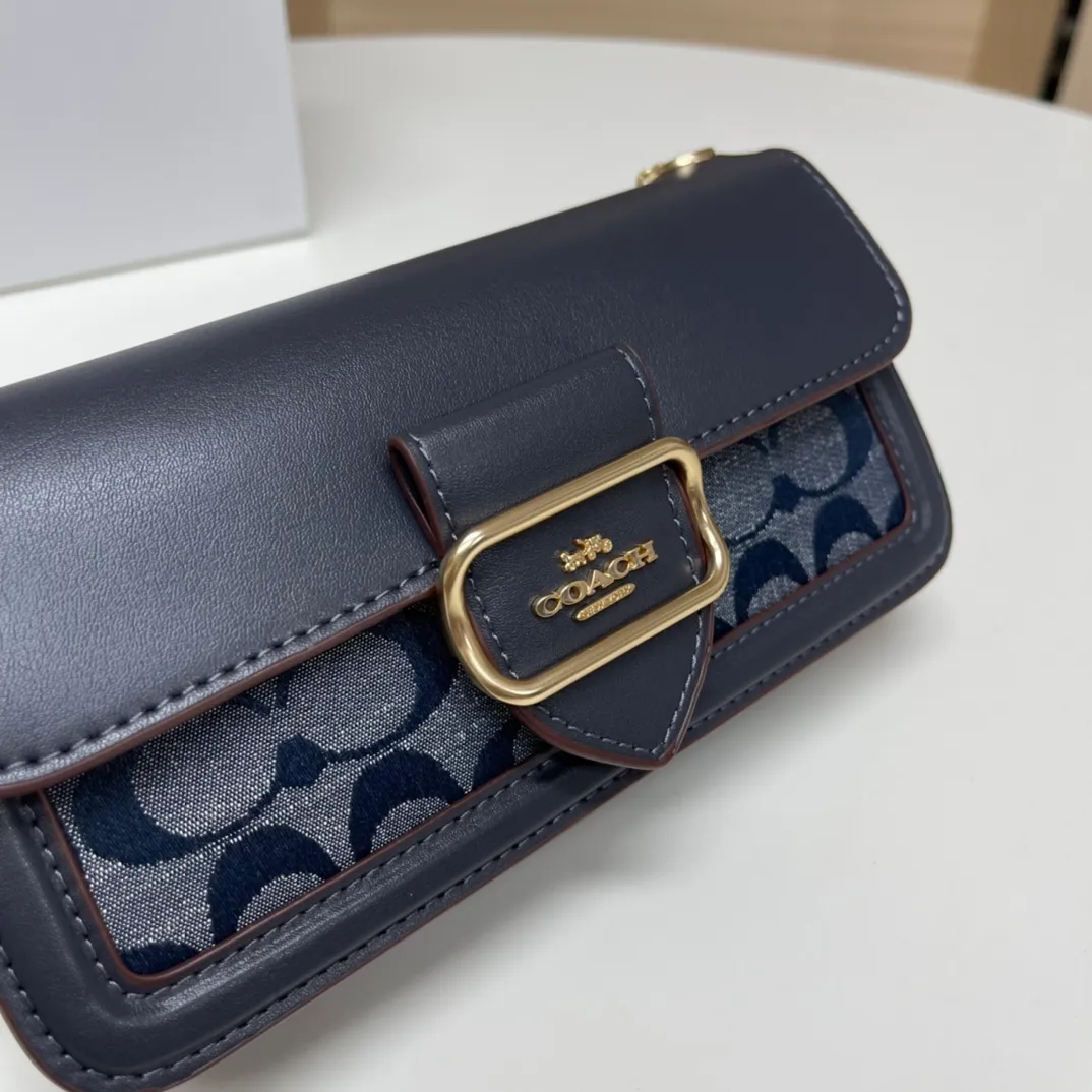 Top original order p420💰New chain bag model CF150🚀Morgan series iron chain crossbody. My favorite small and portable iron chain bag. It is enough to carry small things when going out, and there is no problem with mobile phones. Matching: This version plus this color matching, it can be matched with anything. Versatile style! You can’t go wrong with anything. Small and cute. Chain: This is a chain shoulder strap, which can be changed at will, either long and cross-body, or short on the side. You can also use it as an evening bag without the shoulder strap. It’s so beautiful and versatile ~ Size: 20*10*4.5.