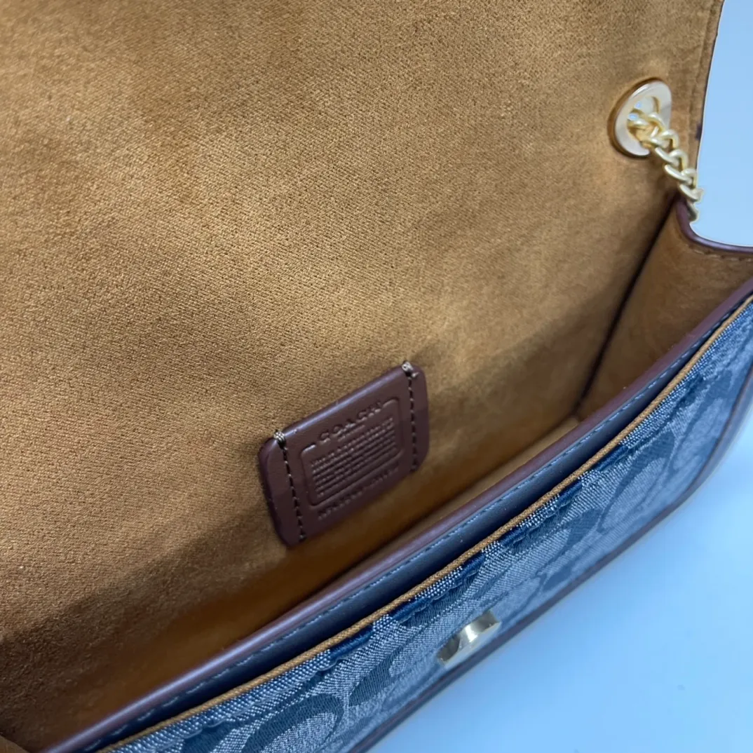 Top original order p420💰New chain bag model CF150🚀Morgan series iron chain crossbody. My favorite small and portable iron chain bag. It is enough to carry small things when going out, and there is no problem with mobile phones. Matching: This version plus this color matching, it can be matched with anything. Versatile style! You can’t go wrong with anything. Small and cute. Chain: This is a chain shoulder strap, which can be changed at will, either long and cross-body, or short on the side. You can also use it as an evening bag without the shoulder strap. It’s so beautiful and versatile ~ Size: 20*10*4.5.
