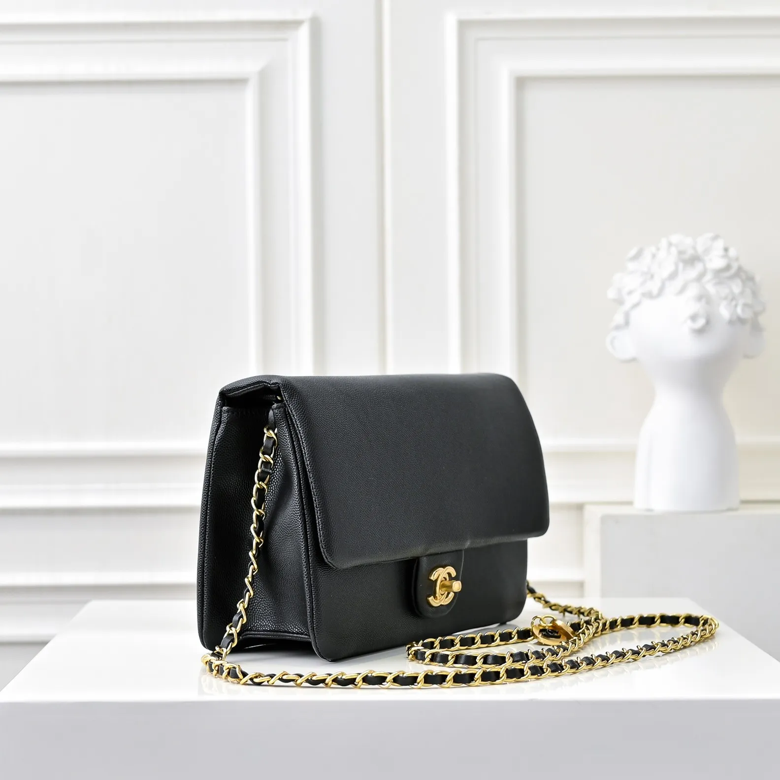 💰390￥Medium size👑CHANEL24K new CF middle-aged new model, simple and high-end elegance, grain embossed shiny calfskin and gold metal, retro style. Timeless. The new favorite of little fragrance fans. The upper body effect is super awesome! Size: 23x15cm, style number: 372