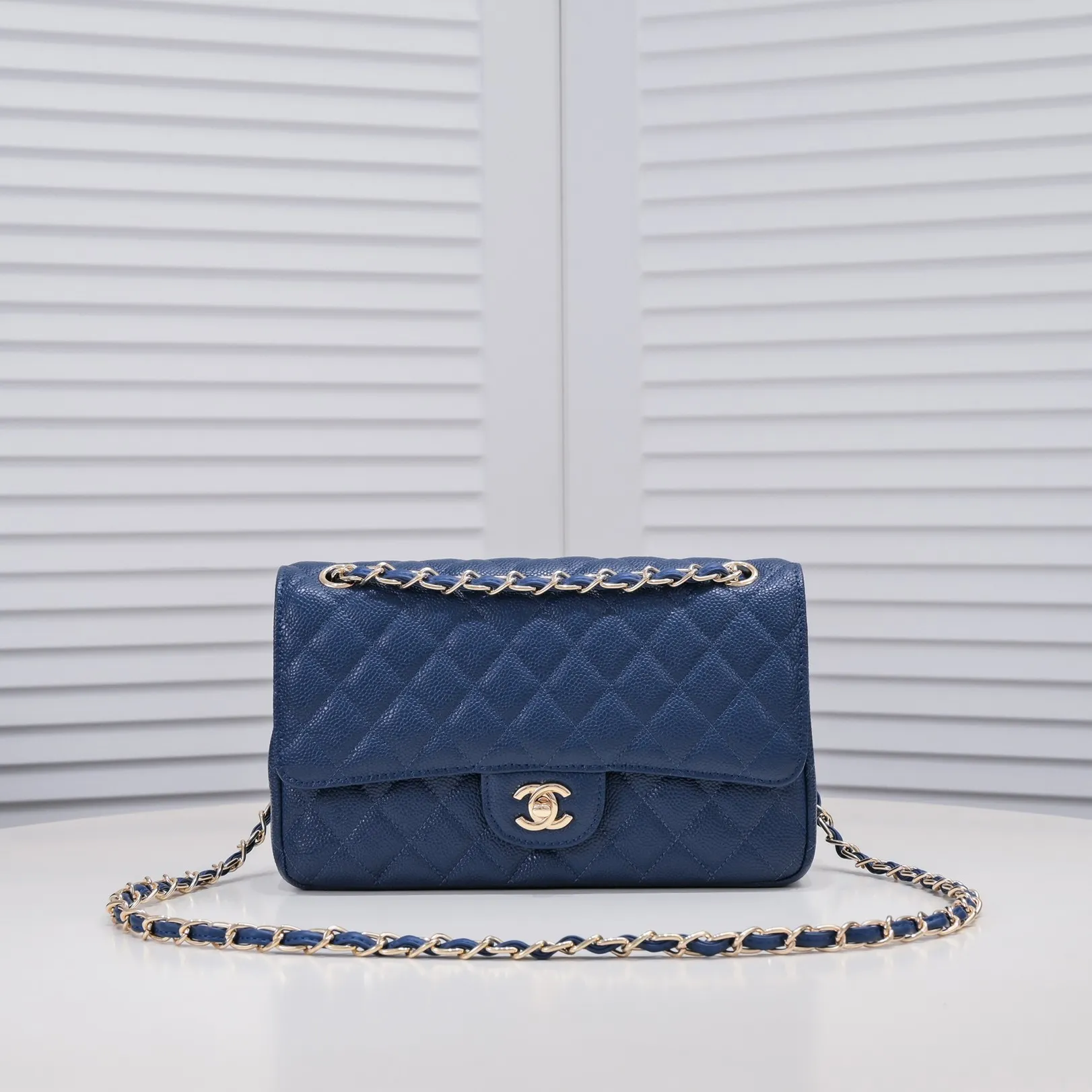 💰400￥Dark blue Chanel,...Palace-level poison👏...Original overseas factory CF2.55...😱 Absolutely the top-grade caviar ball grain cowhide you have never seen...✨Real K gold➰Gold buckle✨👑 The line spacing is perfectly consistent. The side of the bag is perfectly streamlined👏..It must have such a texture to be perfect💋 Follow the 9-pin diamond pattern. The flip cover is smooth and seamless ☑️ Strong visual three-dimensional effect 🔱 The diamond pattern is full and delicate 💑 It is super smooth, soft and comfortable to use 👒 CF is a must-have for girls. Size: 25.5*16*6.5cm. Style number: 1112 ball pattern