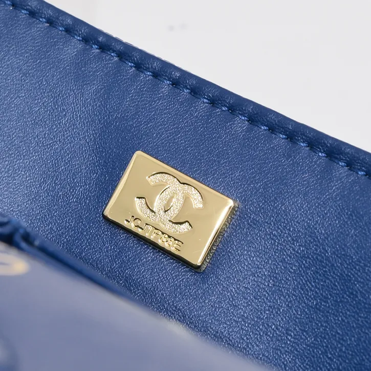 💰400￥Dark blue Chanel,...Palace-level poison👏...Original overseas factory CF2.55...😱 Absolutely the top-grade caviar ball grain cowhide you have never seen...✨Real K gold➰Gold buckle✨👑 The line spacing is perfectly consistent. The side of the bag is perfectly streamlined👏..It must have such a texture to be perfect💋 Follow the 9-pin diamond pattern. The flip cover is smooth and seamless ☑️ Strong visual three-dimensional effect 🔱 The diamond pattern is full and delicate 💑 It is super smooth, soft and comfortable to use 👒 CF is a must-have for girls. Size: 25.5*16*6.5cm. Style number: 1112 ball pattern