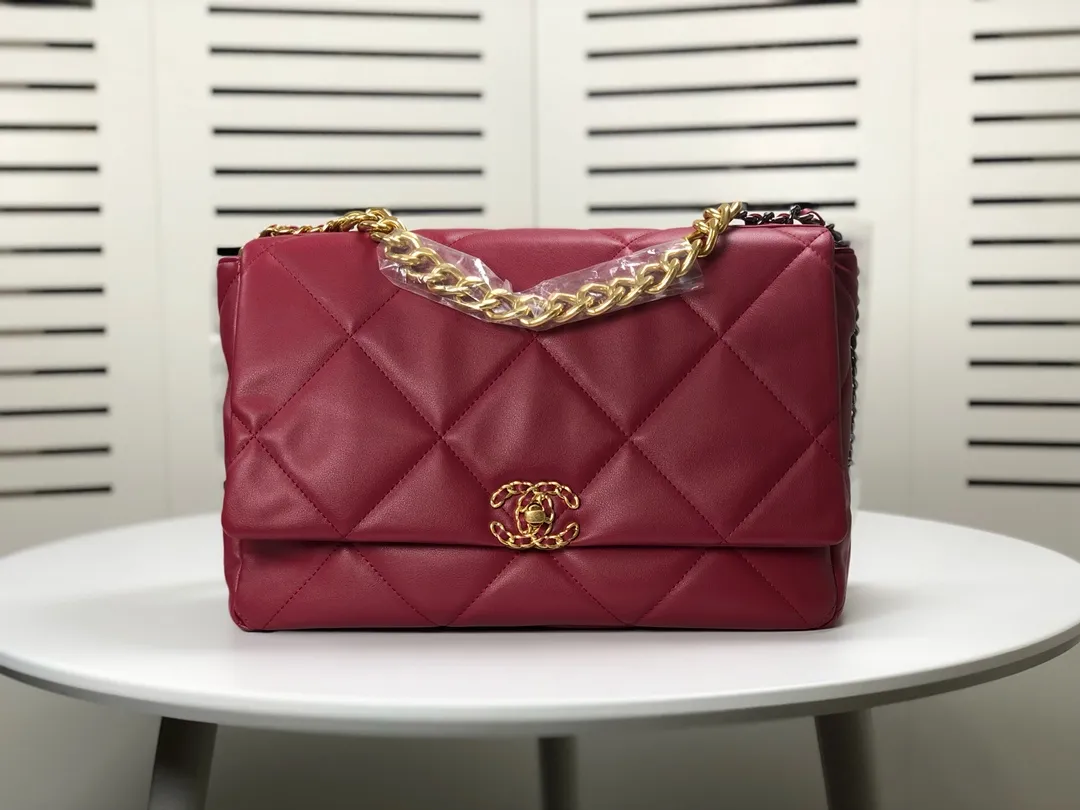 💰480￥Chanel’s latest hot model in the maroon large size is now available📣📣Synchronized with the counter🤭Imported cowhide🐂feels very soft. The upper body effect is super good, it can be carried by hand, on one shoulder or cross-body, showing the elegance and charm of women. Hurry up and get it. Style number: 9012. Size: 36*24*14cm.