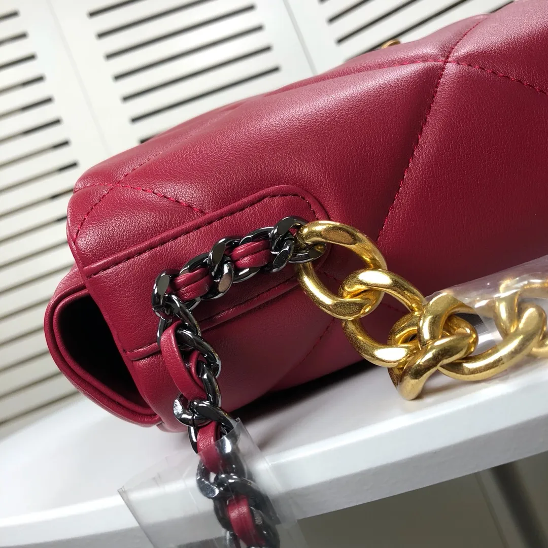 💰480￥Chanel’s latest hot model in the maroon large size is now available📣📣Synchronized with the counter🤭Imported cowhide🐂feels very soft. The upper body effect is super good, it can be carried by hand, on one shoulder or cross-body, showing the elegance and charm of women. Hurry up and get it. Style number: 9012. Size: 36*24*14cm.