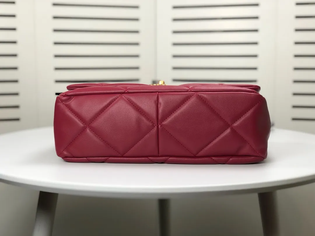 💰480￥Chanel’s latest hot model in the maroon large size is now available📣📣Synchronized with the counter🤭Imported cowhide🐂feels very soft. The upper body effect is super good, it can be carried by hand, on one shoulder or cross-body, showing the elegance and charm of women. Hurry up and get it. Style number: 9012. Size: 36*24*14cm.
