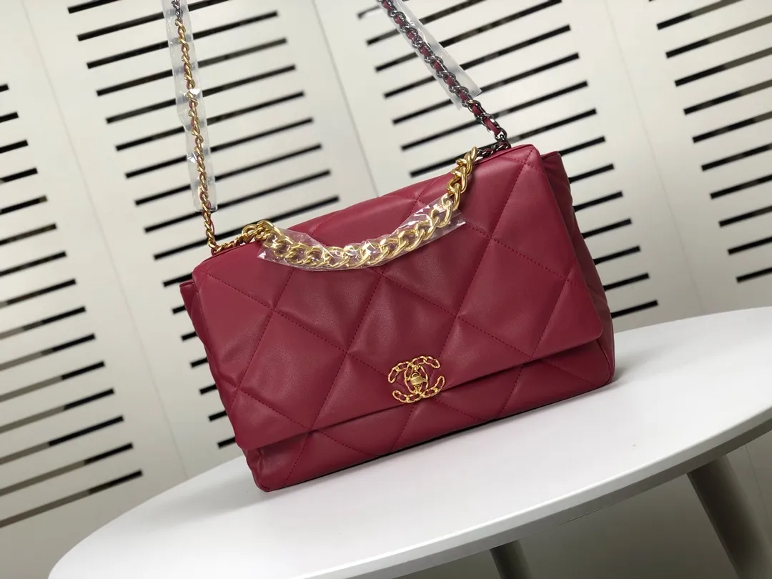 💰480￥Chanel’s latest hot model in the maroon large size is now available📣📣Synchronized with the counter🤭Imported cowhide🐂feels very soft. The upper body effect is super good, it can be carried by hand, on one shoulder or cross-body, showing the elegance and charm of women. Hurry up and get it. Style number: 9012. Size: 36*24*14cm.