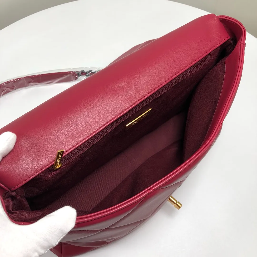 💰480￥Chanel’s latest hot model in the maroon large size is now available📣📣Synchronized with the counter🤭Imported cowhide🐂feels very soft. The upper body effect is super good, it can be carried by hand, on one shoulder or cross-body, showing the elegance and charm of women. Hurry up and get it. Style number: 9012. Size: 36*24*14cm.