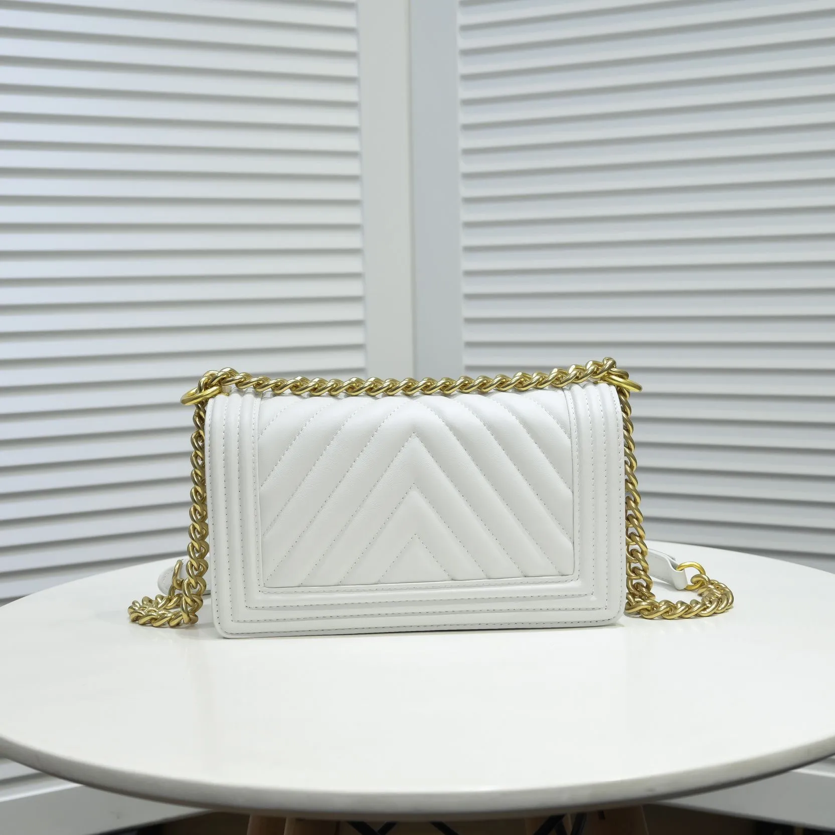 💰420￥ (Full sheepskin with original hardware) [Smile] Chanel Chanel 👑 Lambskin [Lightning] Thickened electroplated hardware accessories 🌈 Workmanship is comparable to the original order 💪 The bottom can be pinched Marks rebound, absolutely spot-on, real-life photos, fashionable and durable💪💪High-end quality, no pressure in and out of the drill cabinet💏, size 25*15*8cm, model number: 67086 gold V grid