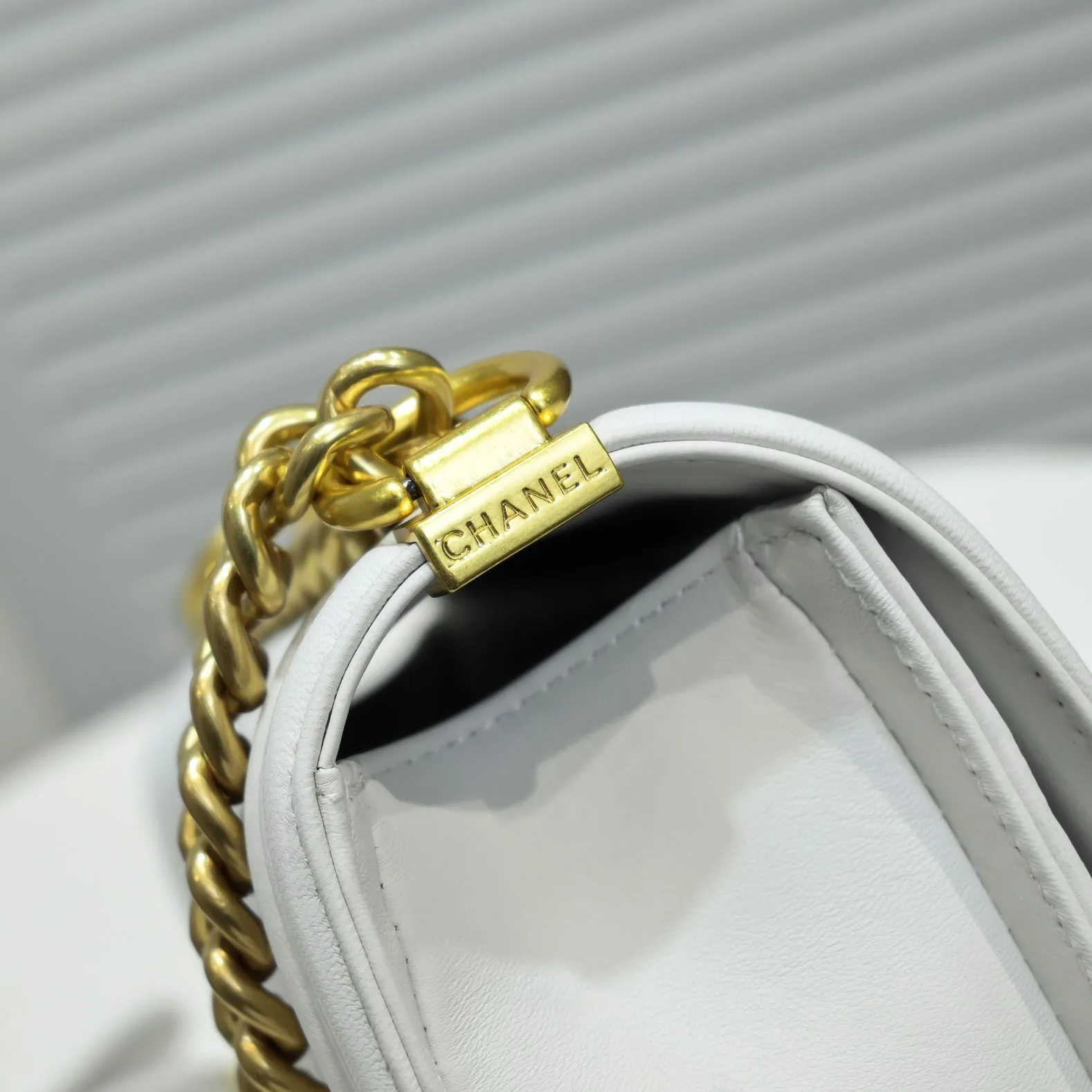 💰420￥ (Full sheepskin with original hardware) [Smile] Chanel Chanel 👑 Lambskin [Lightning] Thickened electroplated hardware accessories 🌈 Workmanship is comparable to the original order 💪 The bottom can be pinched Marks rebound, absolutely spot-on, real-life photos, fashionable and durable💪💪High-end quality, no pressure in and out of the drill cabinet💏, size 25*15*8cm, model number: 67086 gold V grid