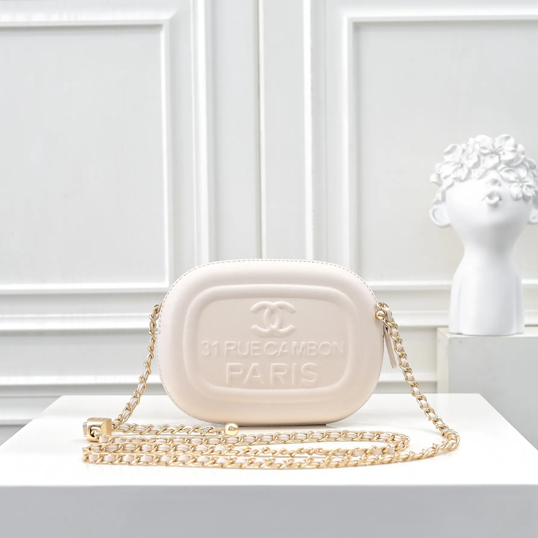 💰380￥CHANEL25C early spring vacation series. Gold fan camera bag. I love this one. The shape is the embossed character design style. I like the versatile object. It is really wow. It is so beautiful. It is a Xiangjia bag that looks small but can hold mobile phone keys, lipstick, powder, card, money, and is just the finishing touch to the whole body look. Size: 18x13cm, style number: 669