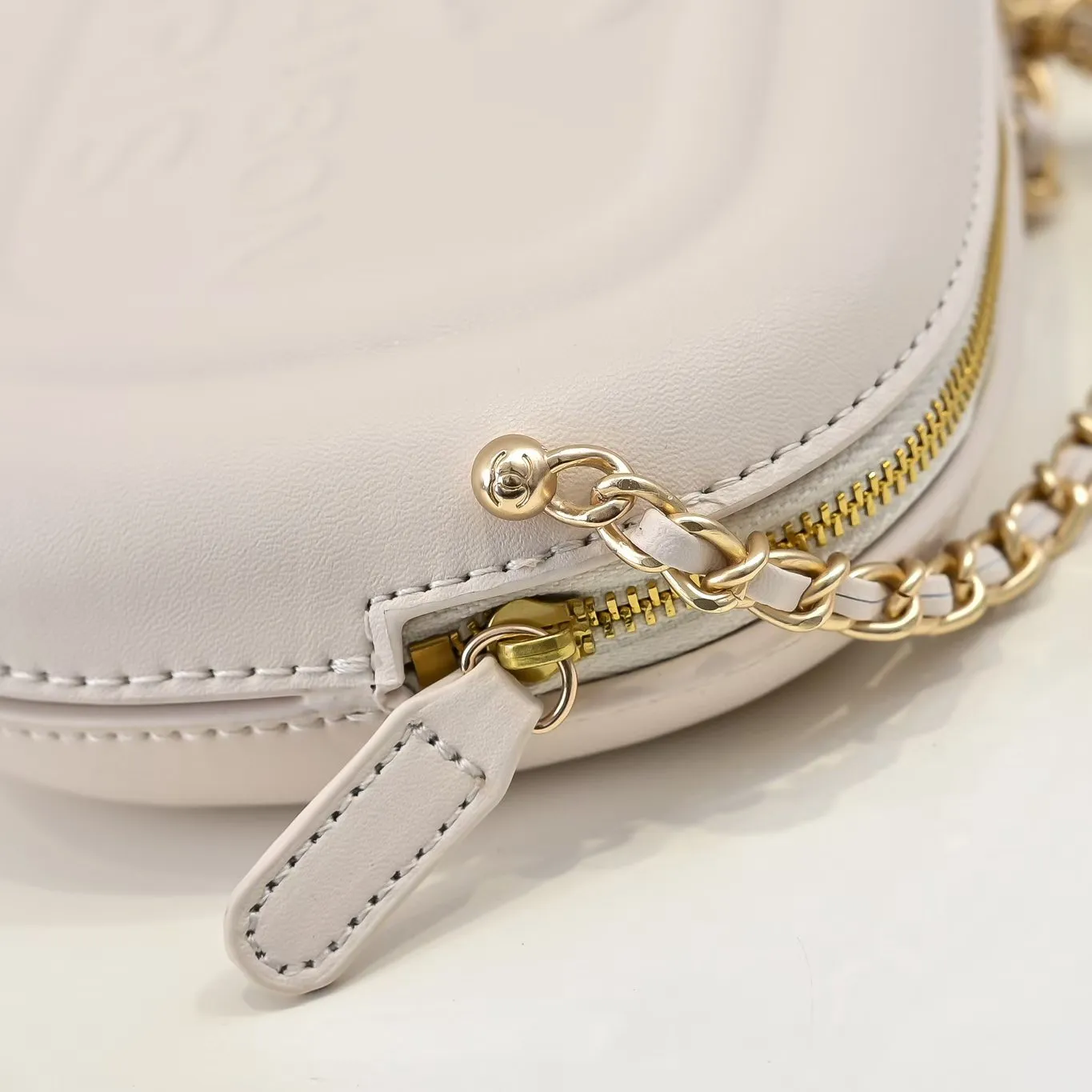 💰380￥CHANEL25C early spring vacation series. Gold fan camera bag. I love this one. The shape is the embossed character design style. I like the versatile object. It is really wow. It is so beautiful. It is a Xiangjia bag that looks small but can hold mobile phone keys, lipstick, powder, card, money, and is just the finishing touch to the whole body look. Size: 18x13cm, style number: 669