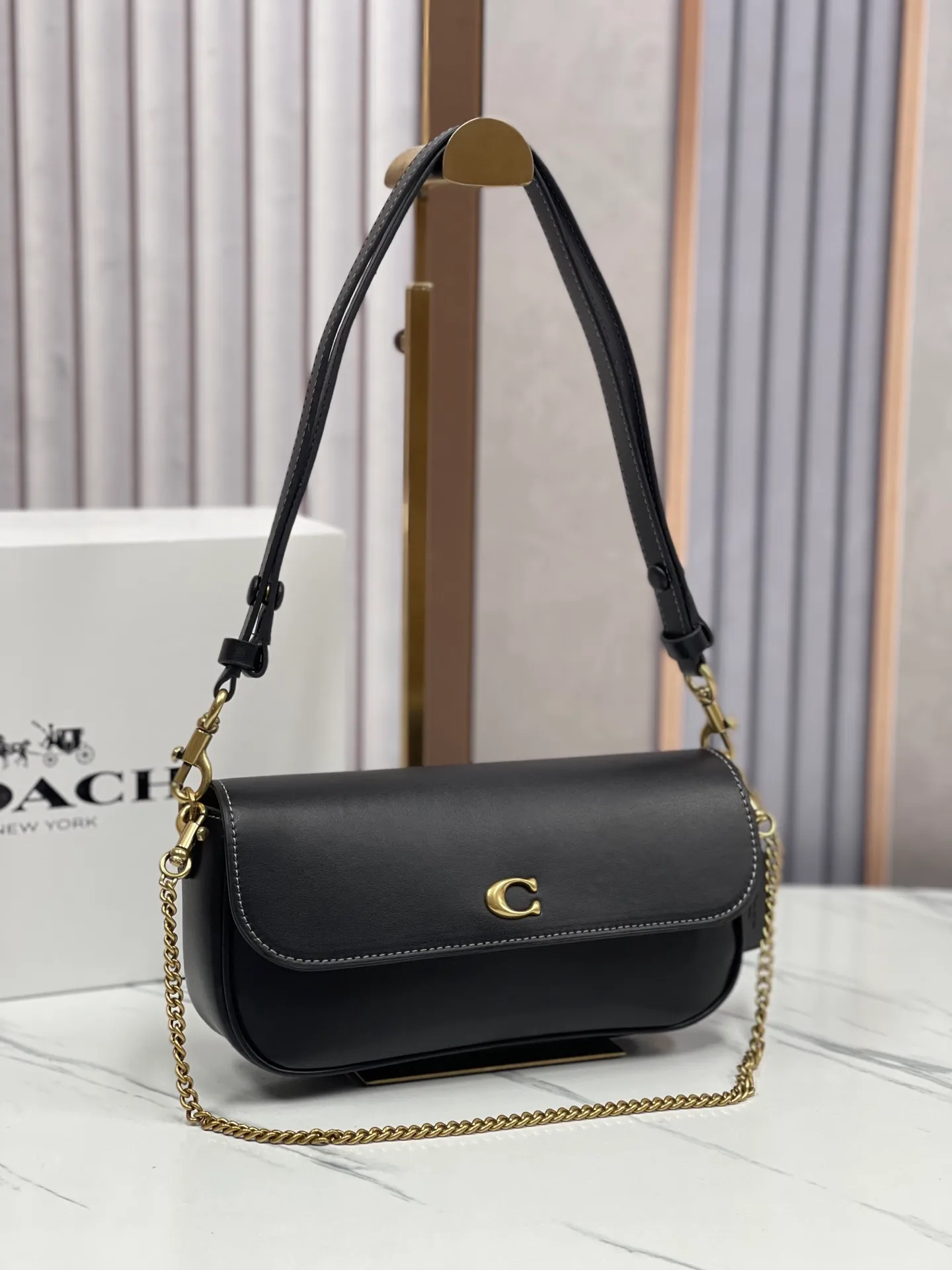 Batch 380¥💰Coach/Coach new model, CAN90 CAN91 CAN92 Brook Chain bag is a lightweight and attractive baguette bag. It is a practical small bag with clamshell design and strong privacy. There is also a large zipper layer in the bag. Metal chain and leather, with two shoulder straps, it is very convenient. The four colors are all attractive. Size 23-12-4,