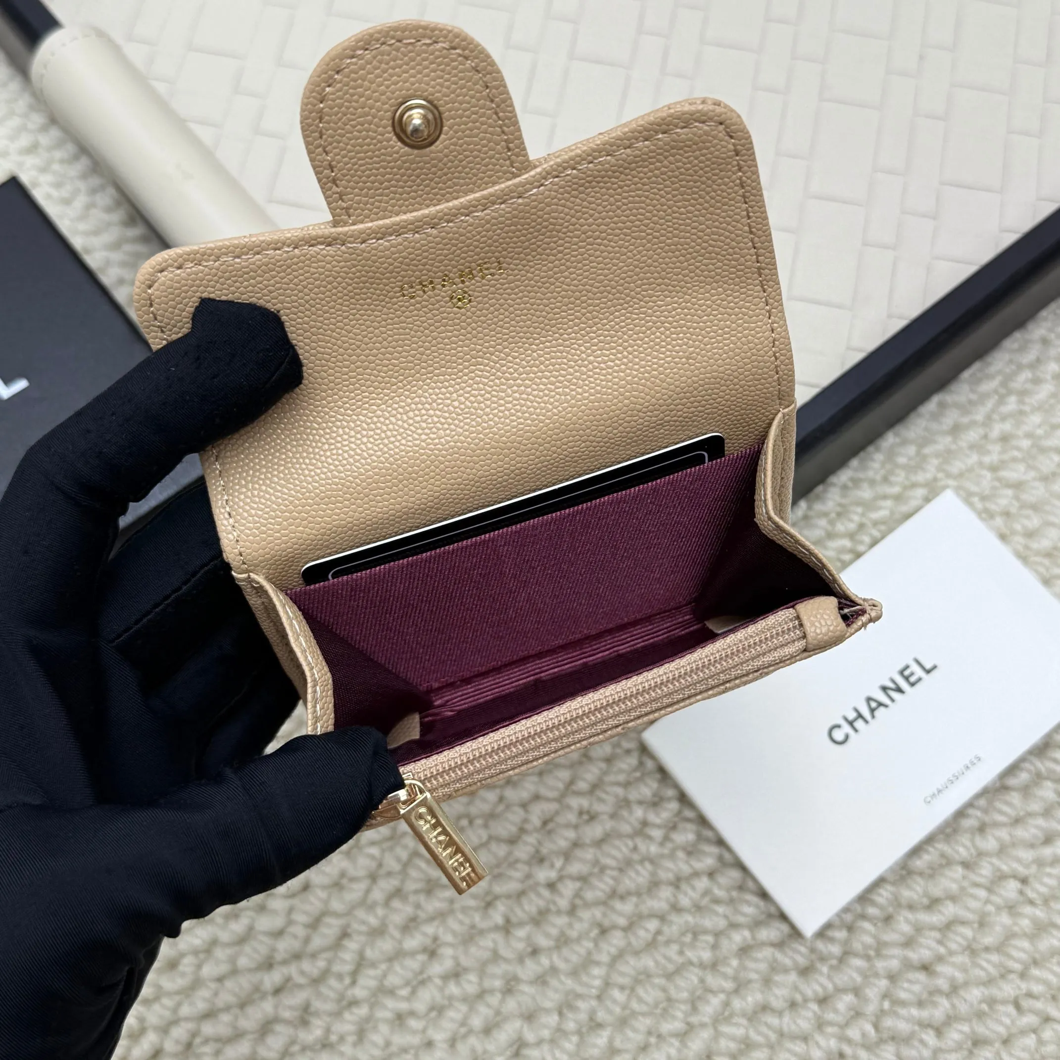 💰130 Chanel’s new product🍃card holder has arrived🍃. This card holder is more practical with an inner zipper😘The details are so beautiful, model number P468, size 11*8.5*3cm.