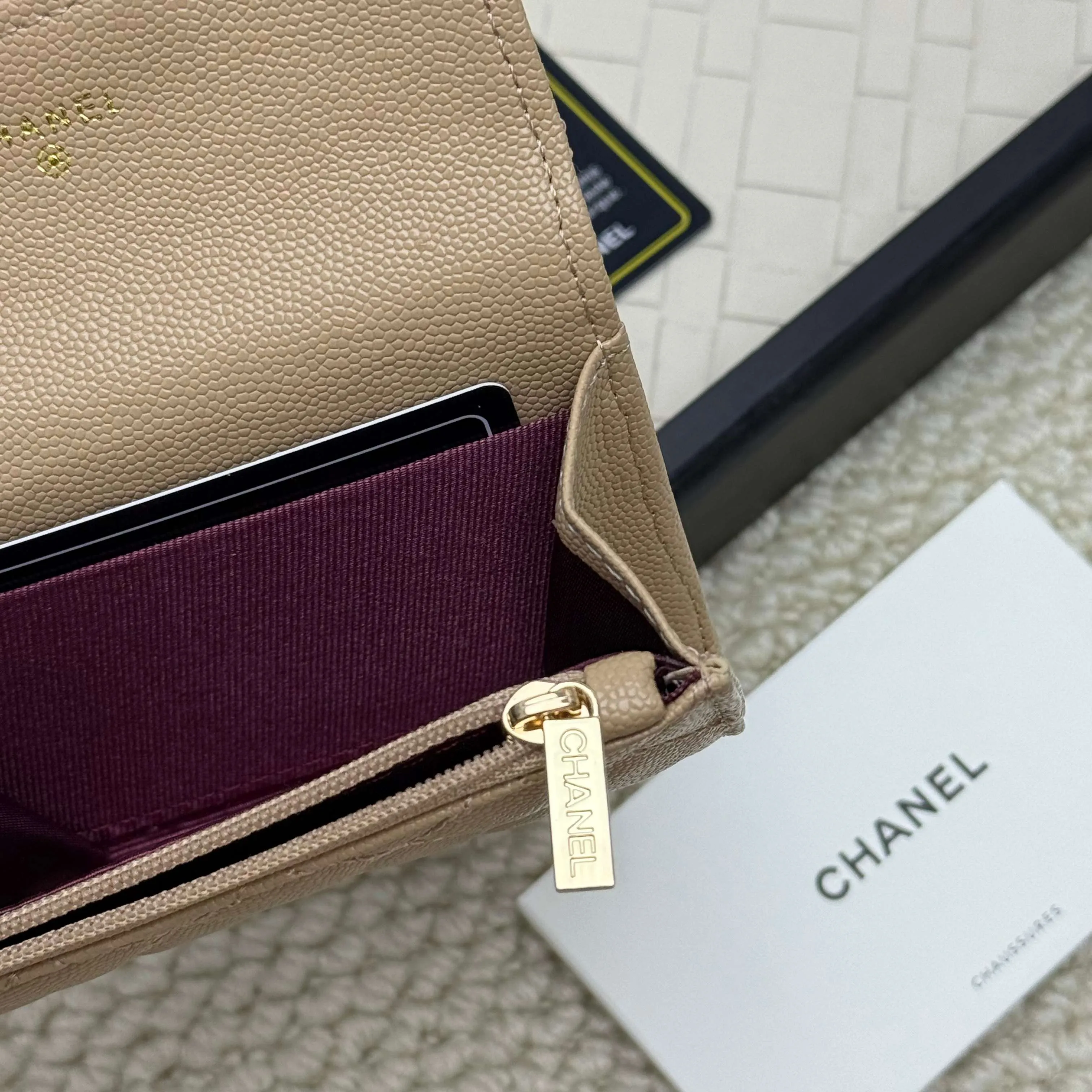 💰130 Chanel’s new product🍃card holder has arrived🍃. This card holder is more practical with an inner zipper😘The details are so beautiful, model number P468, size 11*8.5*3cm.