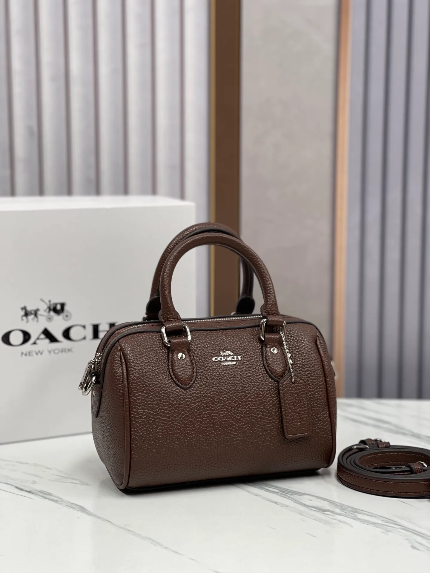 Top original order, batch 400💰COACH/Coach new new color model CW328 women's MINI ROWAN hand-held shoulder crossbody bag Boston small size. Dimensions 16.5×11×9. .