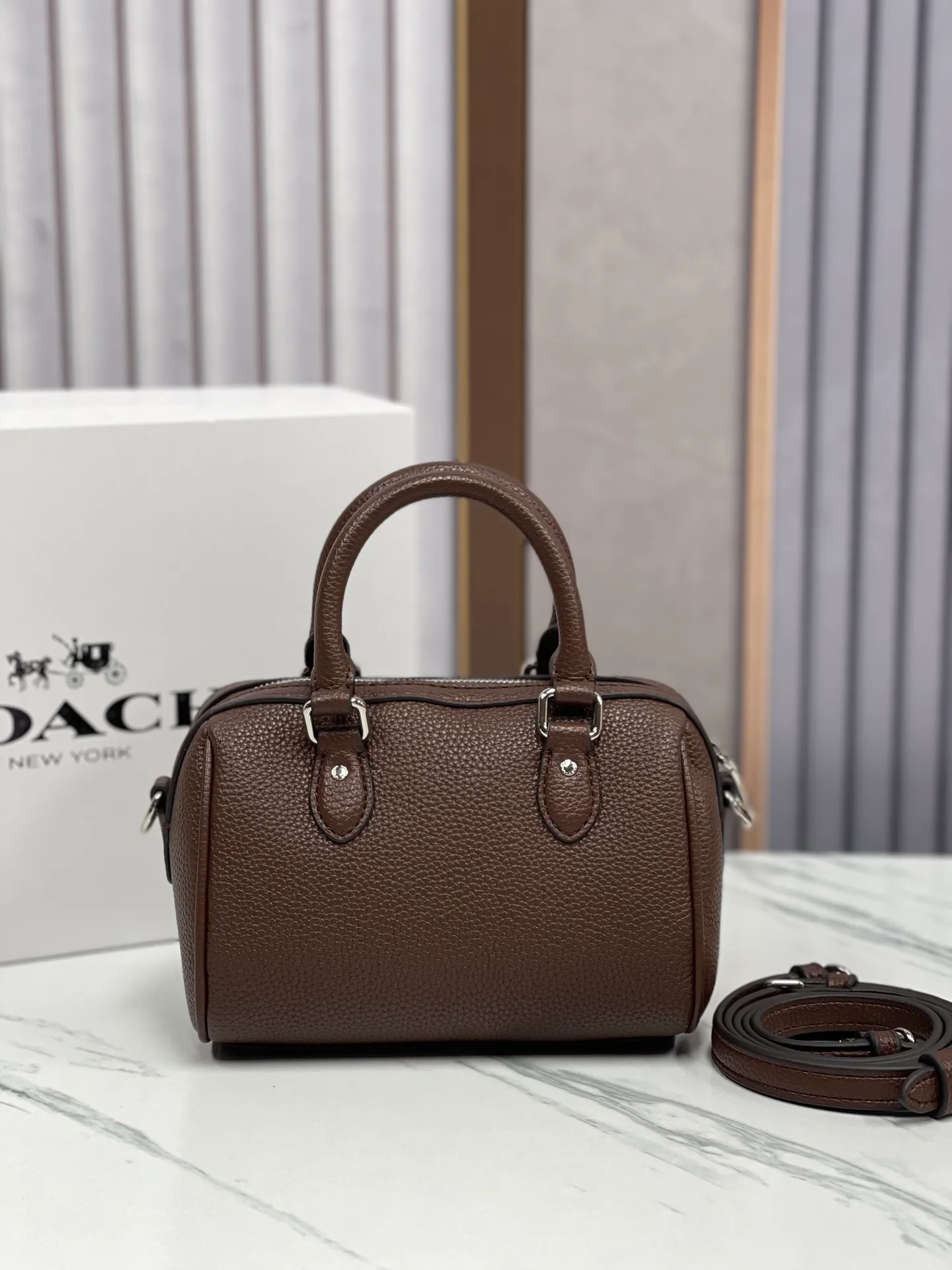 Top original order, batch 400💰COACH/Coach new new color model CW328 women's MINI ROWAN hand-held shoulder crossbody bag Boston small size. Dimensions 16.5×11×9. .