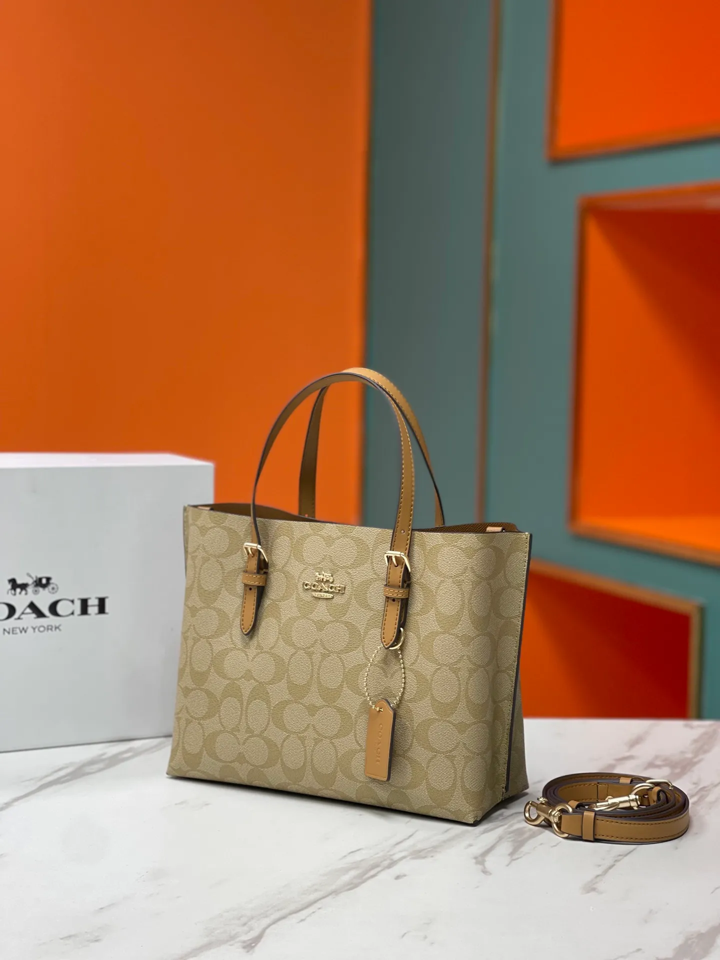 Batch 400💰coach/Coach new model number: C4084 new [Mollie Tote 25] small size tote. But there is no shortage of compartments. The material is classic and durable. There are many ways to match it. It can be carried by hand, on the shoulder, or cross-body. Another popular style. Little sisters, get it now! New colors are being unlocked ~ Size: 25*19*11,