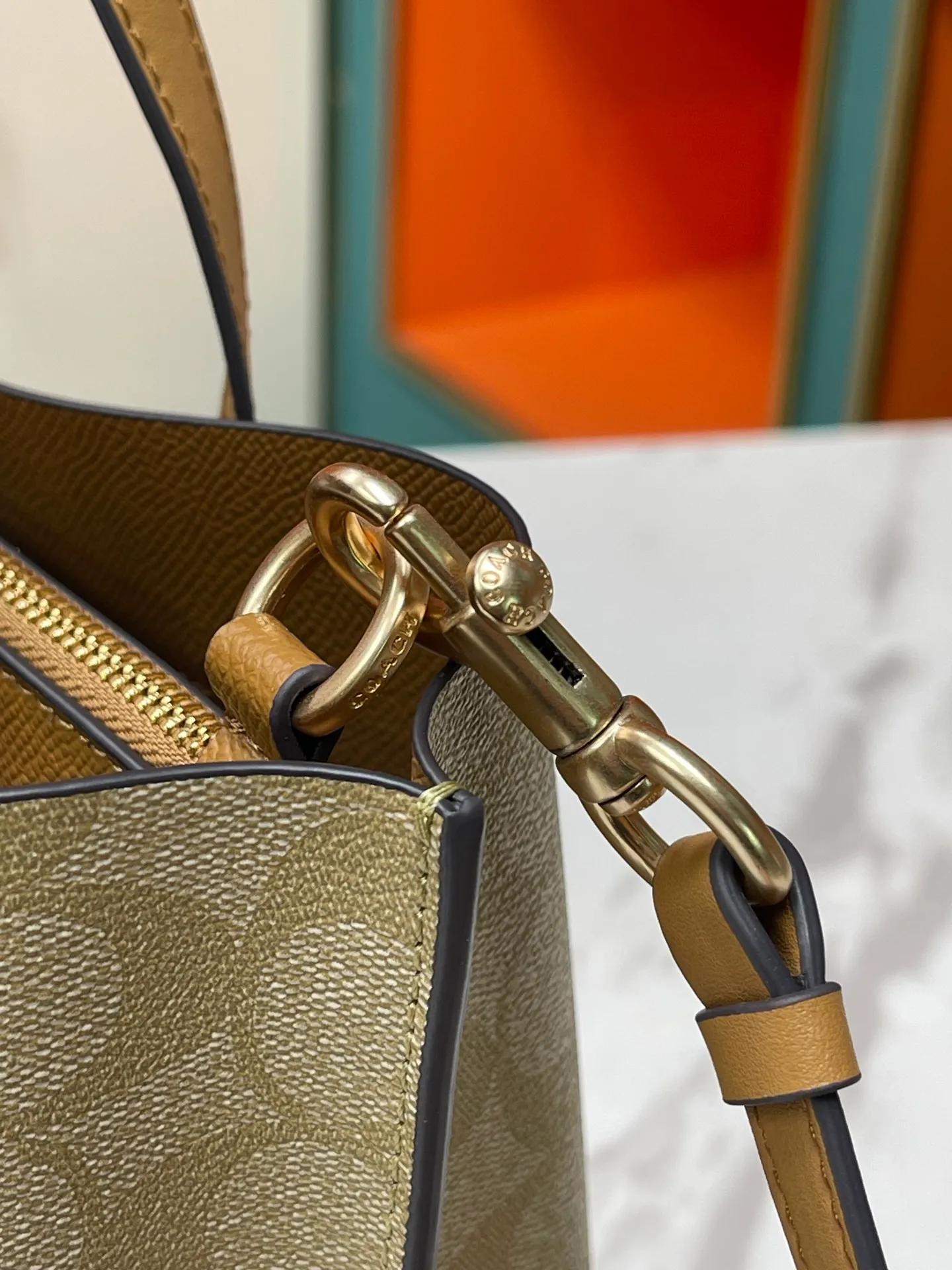 Batch 400💰coach/Coach new model number: C4084 new [Mollie Tote 25] small size tote. But there is no shortage of compartments. The material is classic and durable. There are many ways to match it. It can be carried by hand, on the shoulder, or cross-body. Another popular style. Little sisters, get it now! New colors are being unlocked ~ Size: 25*19*11,