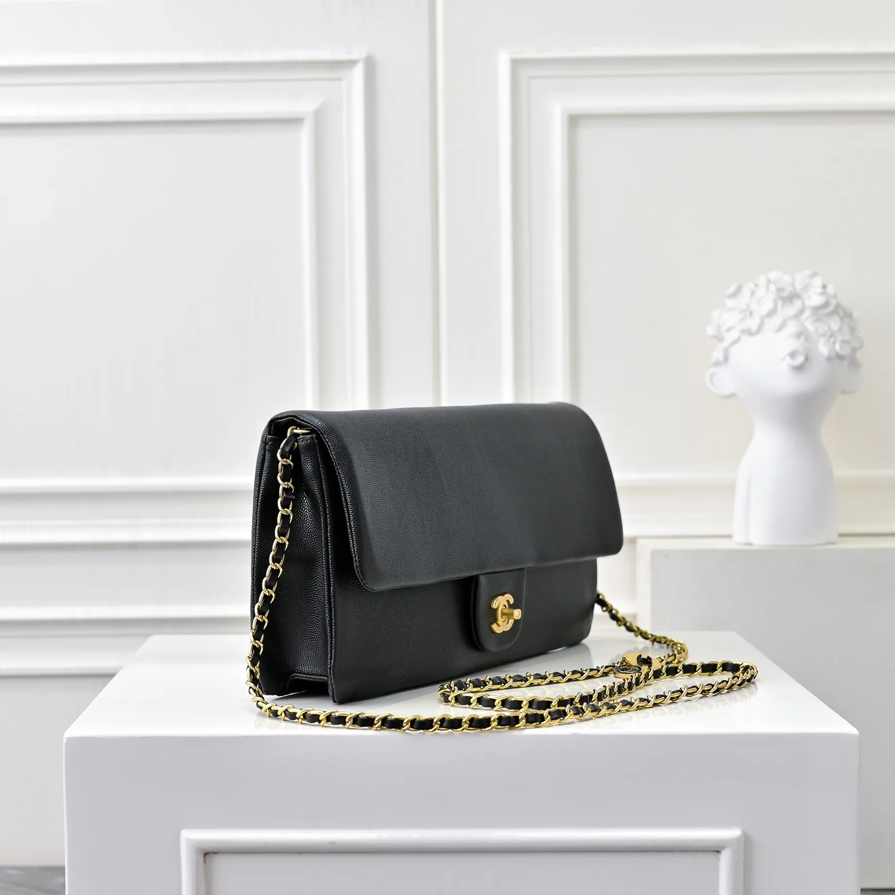 💰410￥Large size👑CHANEL24K new CF second-hand model, simple and high-end elegance. Grain embossed shiny calfskin and gold metal. Retro style. Timeless. The new favorite of little fragrance fans. The upper body effect is super awesome! Size: 33x15cm, style number: 372