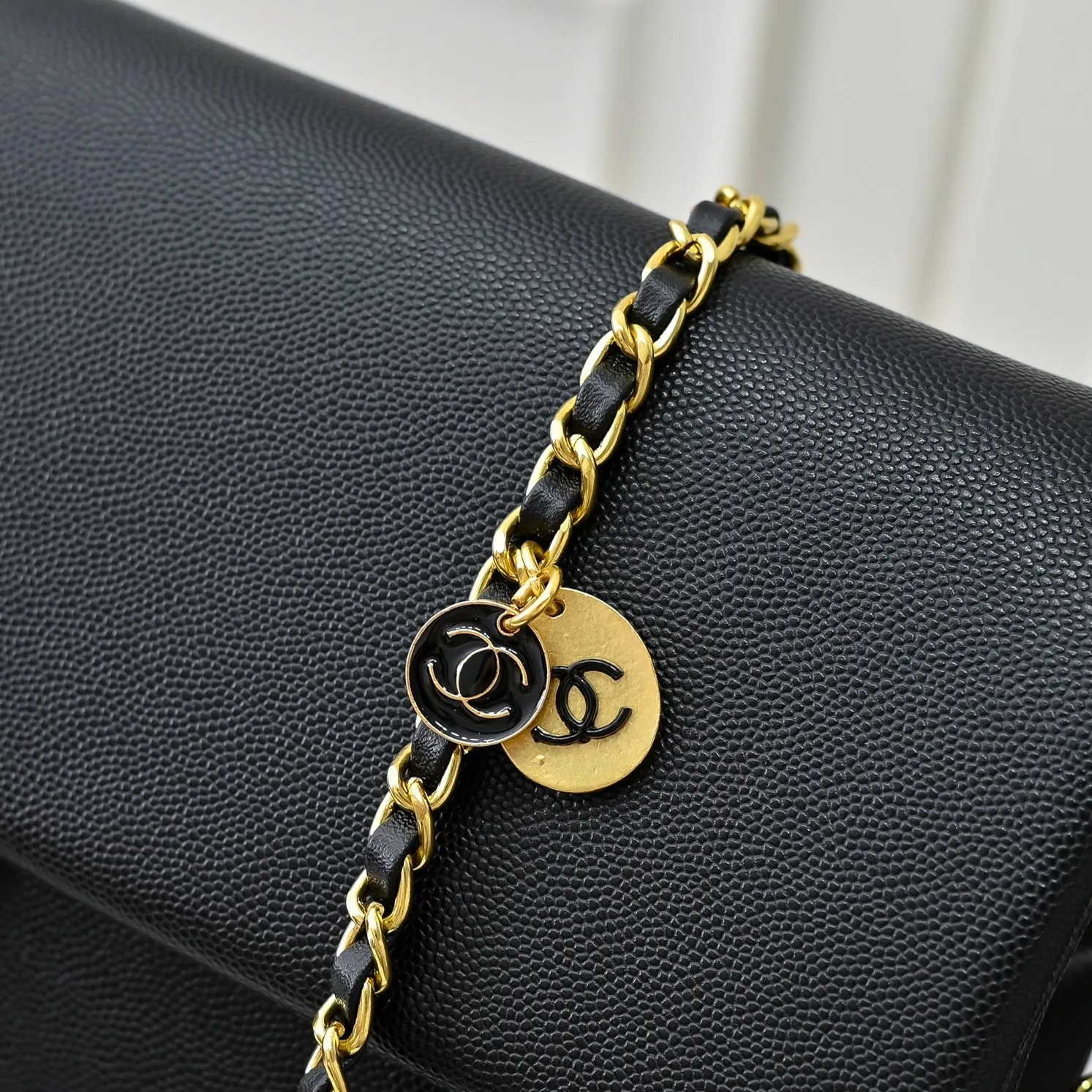 💰410￥Large size👑CHANEL24K new CF second-hand model, simple and high-end elegance. Grain embossed shiny calfskin and gold metal. Retro style. Timeless. The new favorite of little fragrance fans. The upper body effect is super awesome! Size: 33x15cm, style number: 372