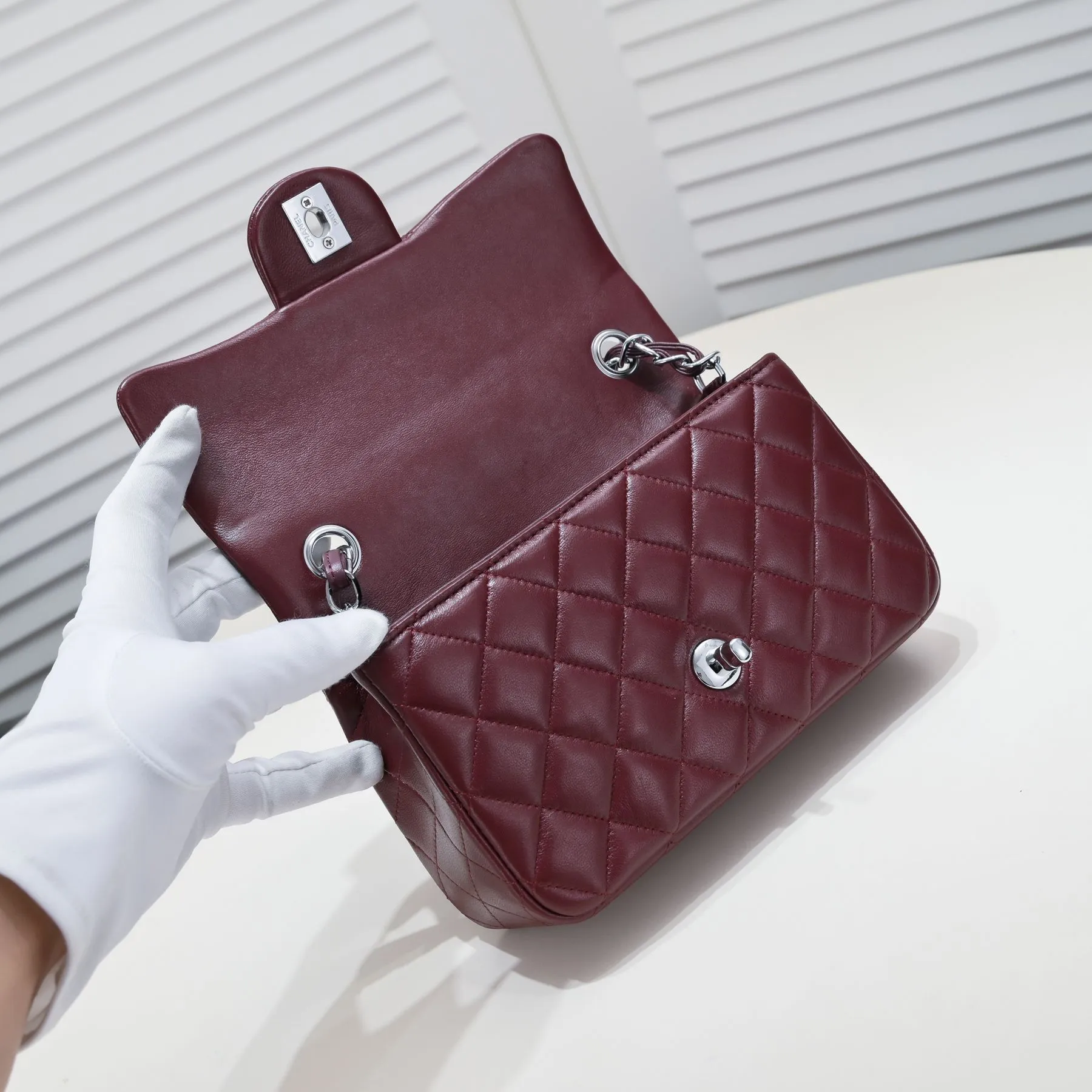 💰320￥Maroon CF versatile lambskin🌹 Chanel💃🏻‼ ️Eternal classic style [shy] noble temperament💃🏻favorite of celebrities🌟soft leather and high-end👍counter hardware exquisite workmanship to reject flaws [strong] both dazzling and feminine 😝[strong] luxurious and durable🌟Size: 20*14*7cm Style number: 1116