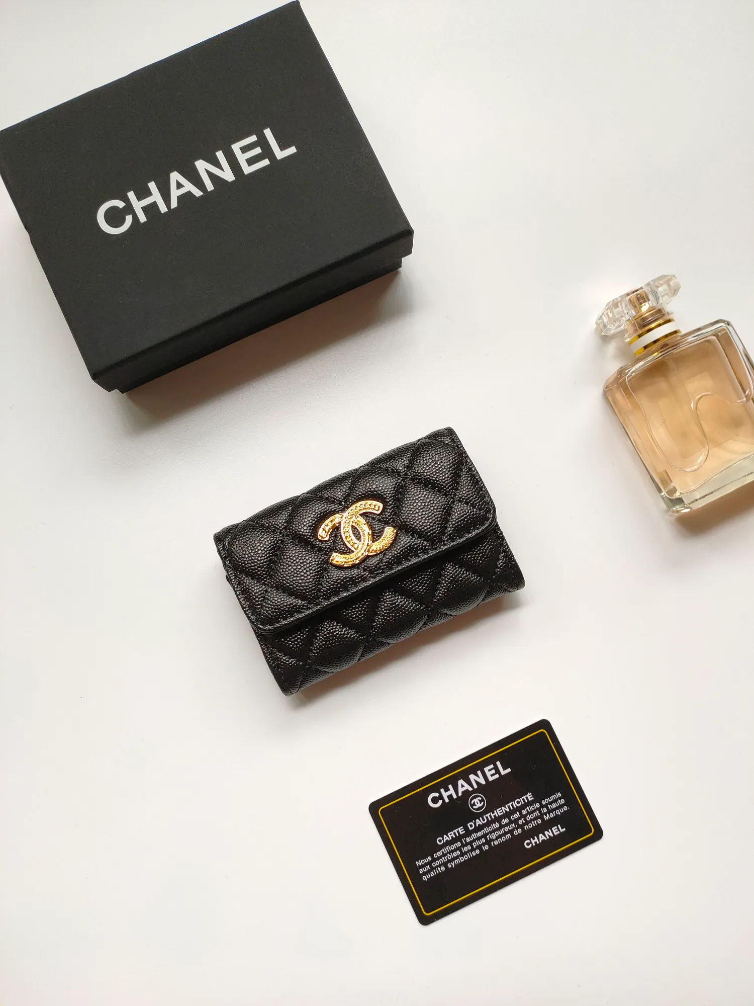 💰140💰 Model AP6118 CHANEL 22k embossed hardware, new double C large lgo with exquisite replica flavor, very beautiful, official website 2023 latest 🆕Card holder Caviar medium ball grain cowhide is scratch-resistant, super glossy, no problem to put about 10 cards, one card can be placed in the cover card slot, and cards + coins can also be placed in the middle It is troublesome to carry a bag that is too big in summer, so it is suitable to put it in a mini bag, which is also convenient to carry in your pocket😍