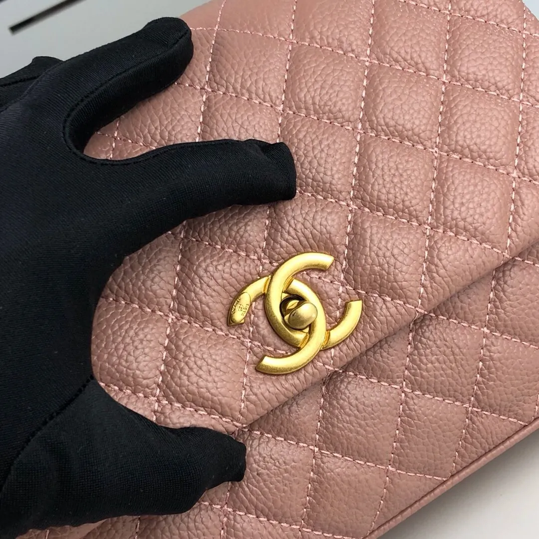 💰440￥Large pink Chanel💥Unique design buckle flap bag that can be used as a shoulder or hand carry🙌Purchased imported first-layer cowhide🐂Pebbled grainⓂ️Unique material with upgraded version of fully imported gilt hardware💍💍💍Top Top-notch masters😜Purely handcrafted and meticulously crafted😏You can dress up with a high-end [Chanel] to make you graceful and radiant💃Forever fashionable Style number: 92992, size: 28*17*9,