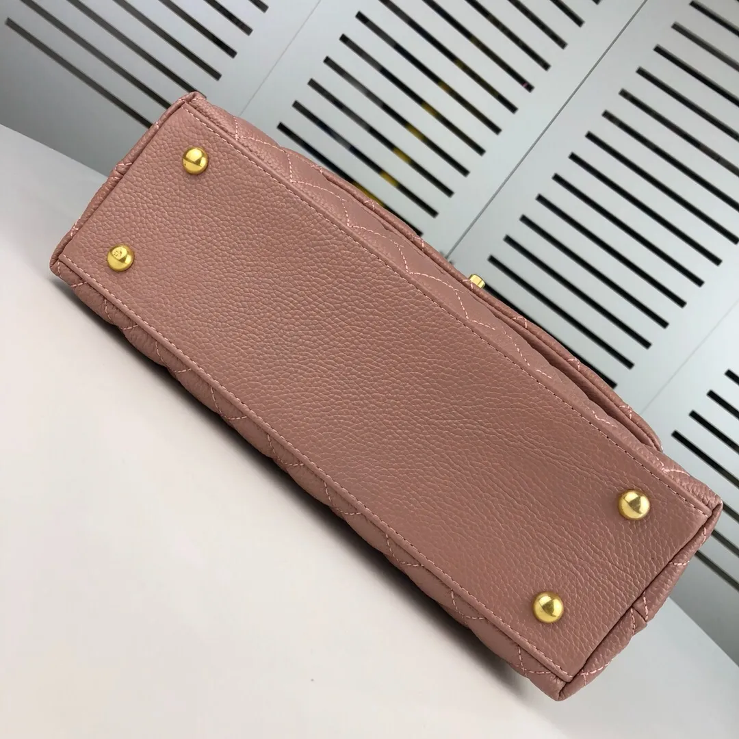 💰440￥Large pink Chanel💥Unique design buckle flap bag that can be used as a shoulder or hand carry🙌Purchased imported first-layer cowhide🐂Pebbled grainⓂ️Unique material with upgraded version of fully imported gilt hardware💍💍💍Top Top-notch masters😜Purely handcrafted and meticulously crafted😏You can dress up with a high-end [Chanel] to make you graceful and radiant💃Forever fashionable Style number: 92992, size: 28*17*9,