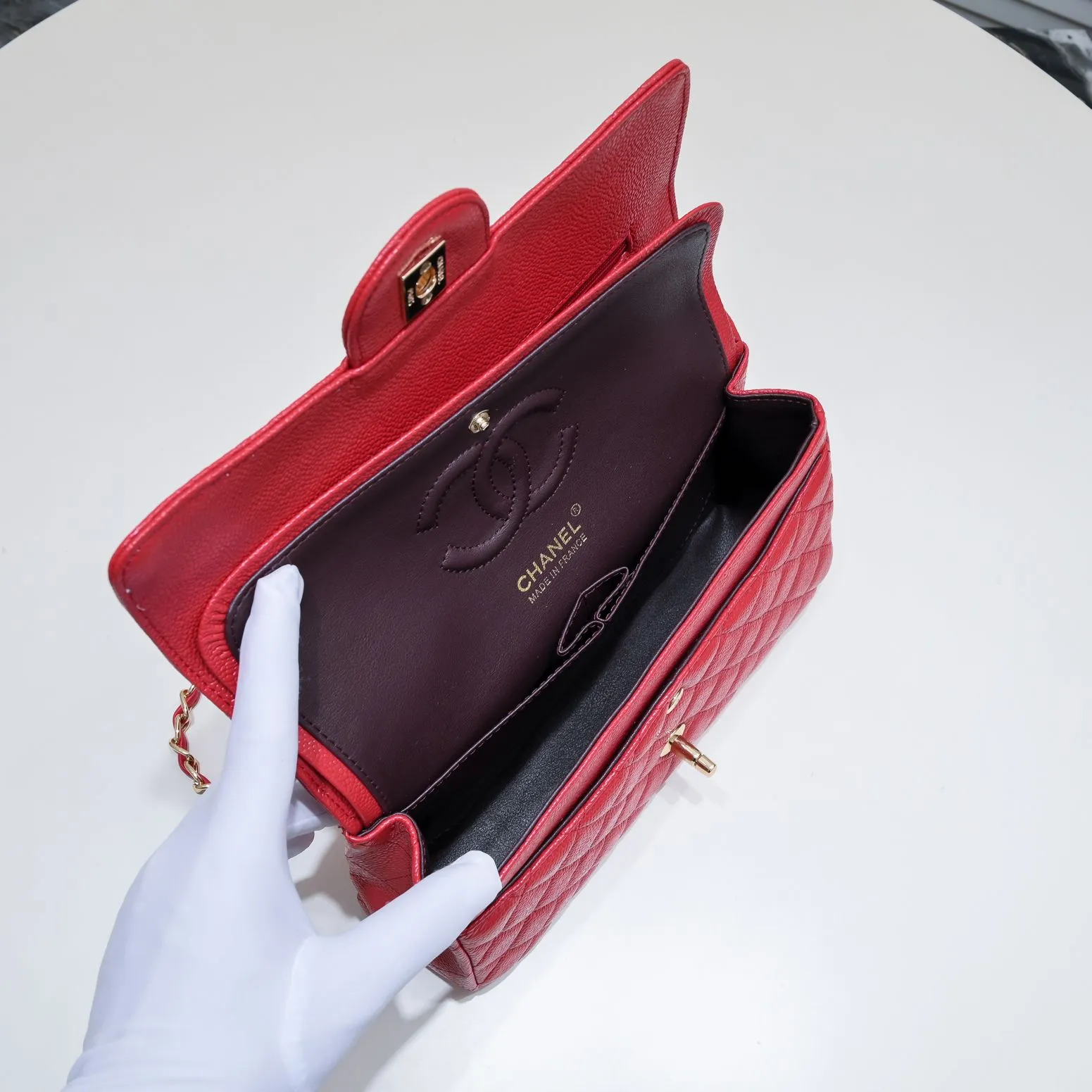 💰400￥Maroon Chanel,...Palace-level poison👏...Original overseas factory CF2.55...😱 Absolutely the top-notch caviar ball grain cowhide you have never seen...✨Real K gold➰Gold buckle✨👑 The line spacing is perfectly consistent. The side of the bag is perfectly streamlined👏..It must have such a texture to be perfect💋 Follow the 9-pin diamond pattern. The flip cover is smooth and seamless ☑️ Strong visual three-dimensional effect 🔱 The diamond pattern is full and delicate 💑 It is super smooth, soft and comfortable to use 👒 CF is a must-have for girls. Size: 25.5*16*6.5cm. Style number: 1112 ball pattern