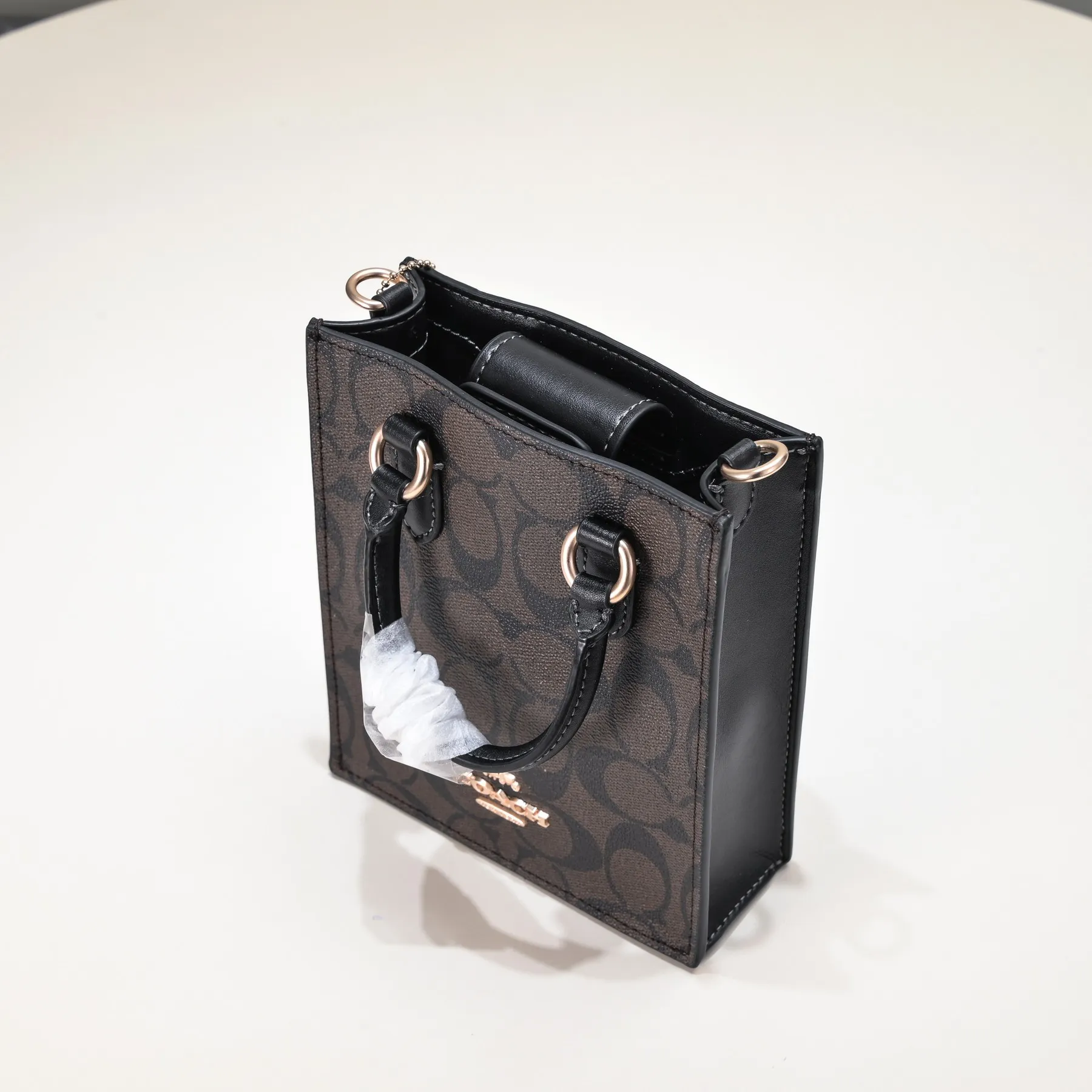 The Coach Mini Sheet Music Bag CJ494 has exquisite, fashionable and classic colors that will never go out of style. It can be carried in the hand or cross-body. It is small and cute and can be paired with a must-have item! Size:14*17*5cm