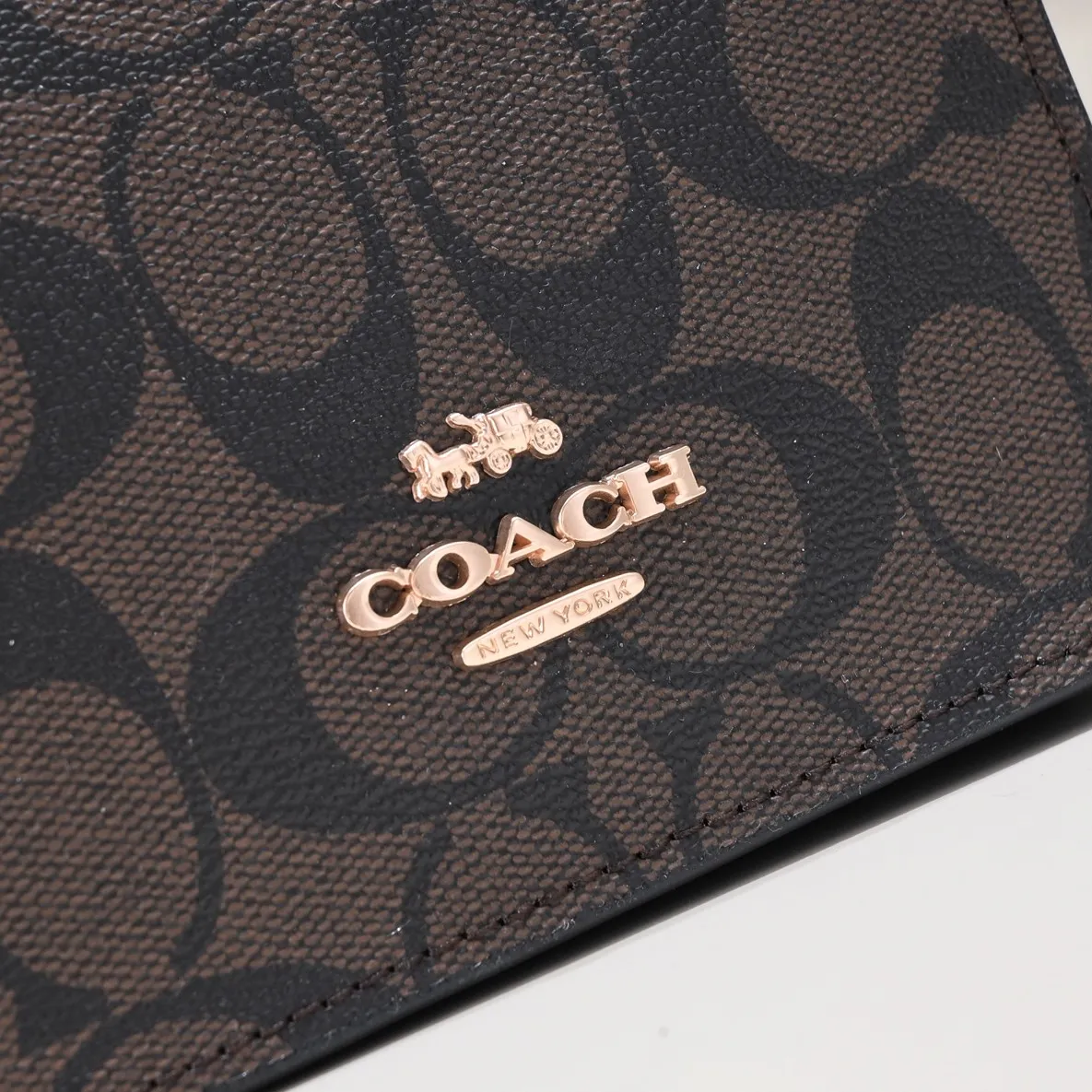 The Coach Mini Sheet Music Bag CJ494 has exquisite, fashionable and classic colors that will never go out of style. It can be carried in the hand or cross-body. It is small and cute and can be paired with a must-have item! Size:14*17*5cm