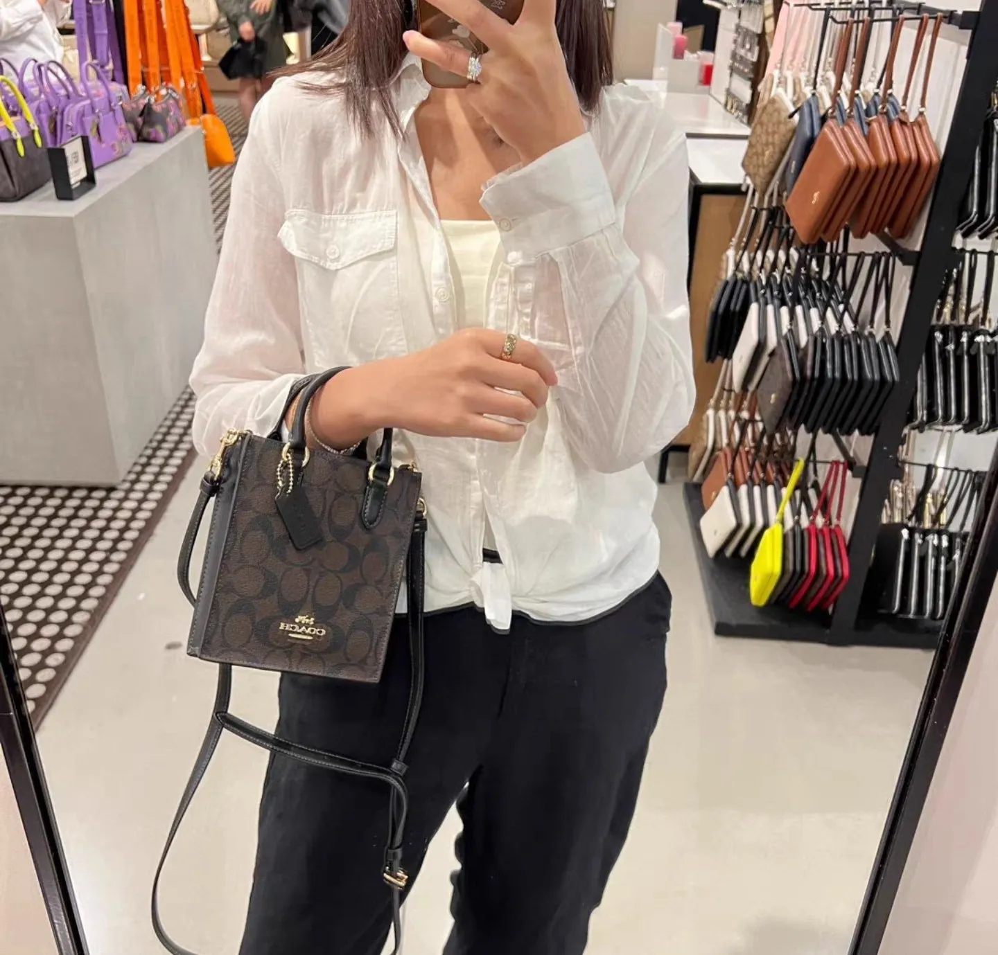 The Coach Mini Sheet Music Bag CJ494 has exquisite, fashionable and classic colors that will never go out of style. It can be carried in the hand or cross-body. It is small and cute and can be paired with a must-have item! Size:14*17*5cm