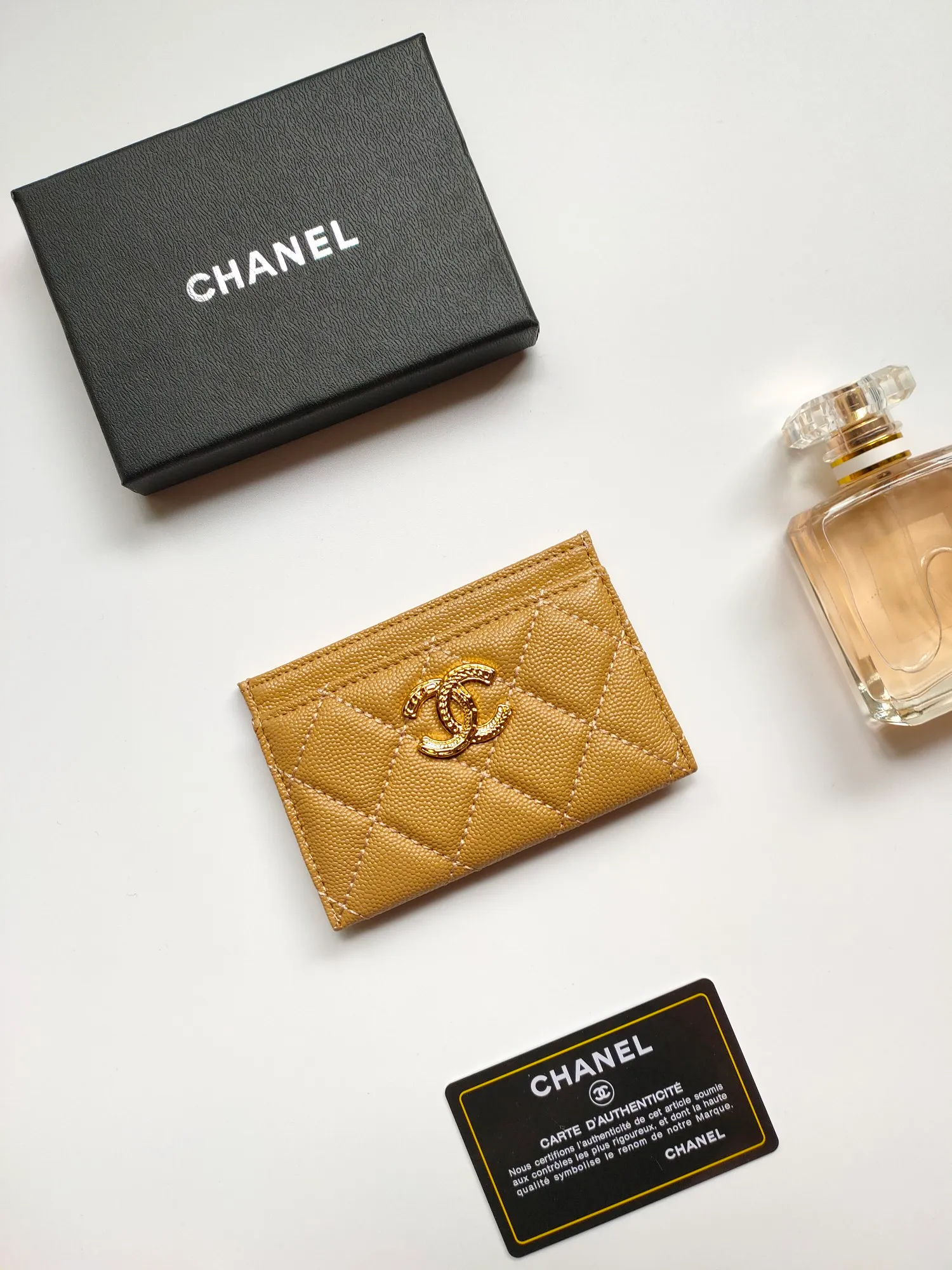💰90💰Model 3188 CHANEL 22k embossed lgo large double C hardware, official website latest in 2023🆕card holder, caviar medium ball grain cowhide, anti-scratch, super glossy, 3 card slots each put a card, you can also put a card + a few coins in the middle