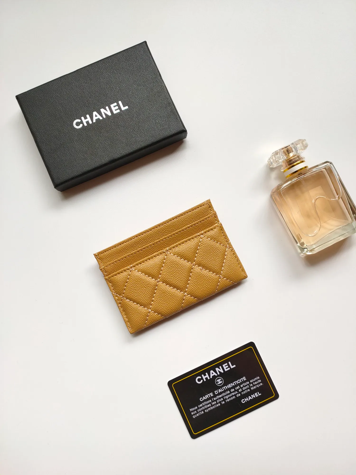 💰90💰Model 3188 CHANEL 22k embossed lgo large double C hardware, official website latest in 2023🆕card holder, caviar medium ball grain cowhide, anti-scratch, super glossy, 3 card slots each put a card, you can also put a card + a few coins in the middle