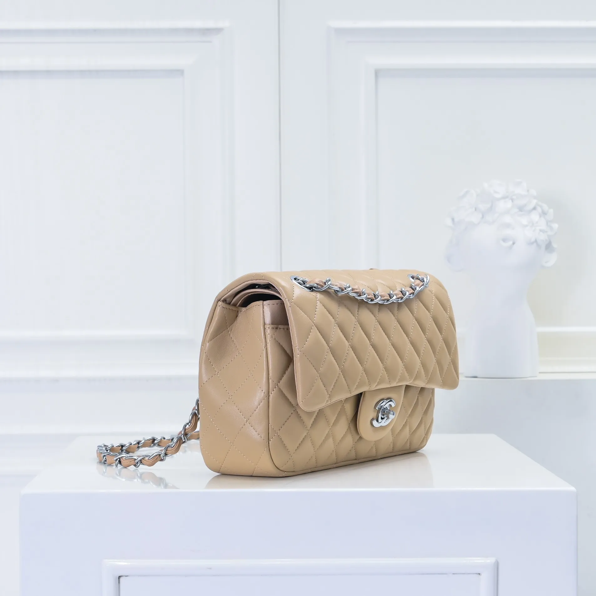 💰420￥Chanel🔥Exclusive quality real shot shipment✈️Official website updated simultaneously👑Chanel sheep pattern classic style with original hardware, summer style is coming💋CHANEL ‼ ️Crossbody bag, sheepskin with red lining🌸‼ ️ 🙈Fashion new favorite🙈 Size: 25.5*16*6.5. Style number: 1112 sheepskin