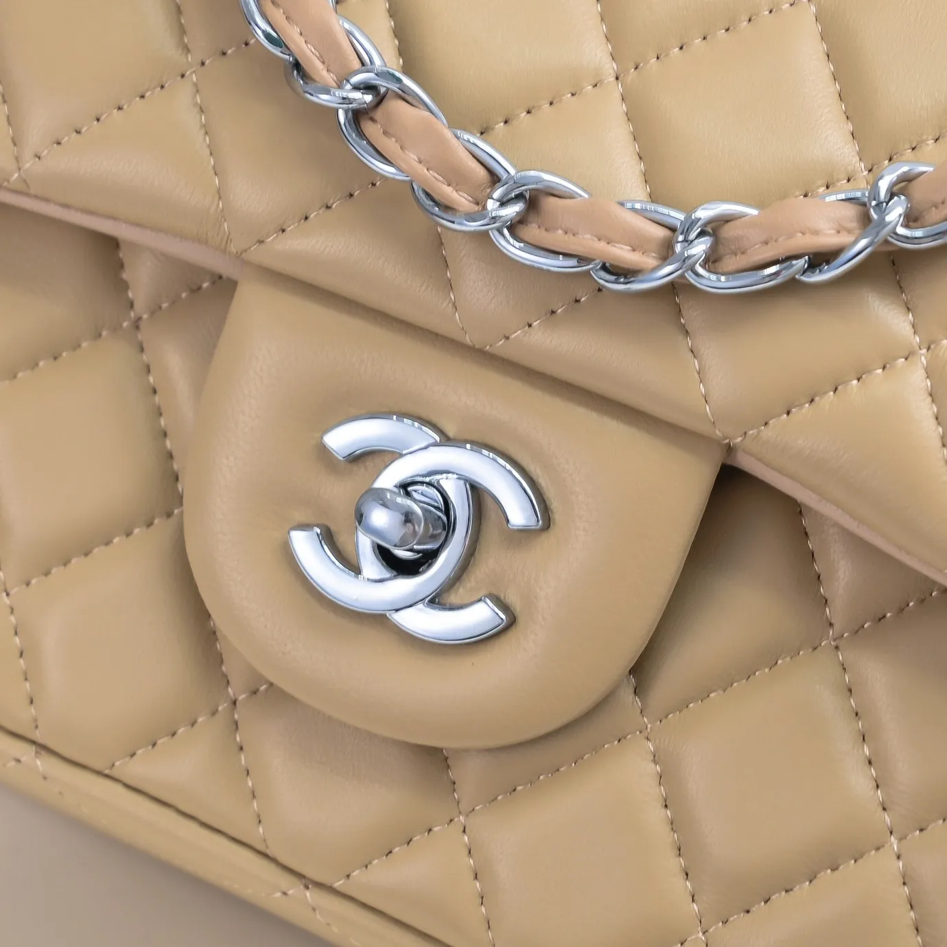 💰420￥Chanel🔥Exclusive quality real shot shipment✈️Official website updated simultaneously👑Chanel sheep pattern classic style with original hardware, summer style is coming💋CHANEL ‼ ️Crossbody bag, sheepskin with red lining🌸‼ ️ 🙈Fashion new favorite🙈 Size: 25.5*16*6.5. Style number: 1112 sheepskin