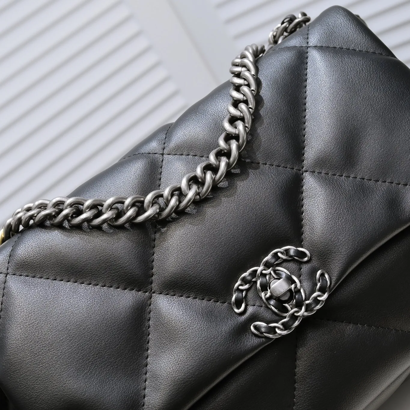 💰410￥The latest popular model of Chanel in black medium size has been shipped📣📣Synchronized with counters🤭Imported cowhide🐂feels very soft. The upper body effect is super good, it can be carried by hand, on one shoulder or cross-body, showing the elegance and charm of women. Hurry up and get it. Style number: 9011. Size: 30*20*12cm.