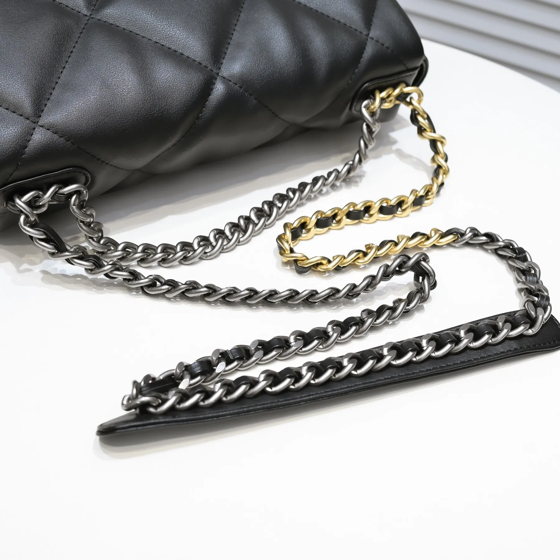 💰410￥The latest popular model of Chanel in black medium size has been shipped📣📣Synchronized with counters🤭Imported cowhide🐂feels very soft. The upper body effect is super good, it can be carried by hand, on one shoulder or cross-body, showing the elegance and charm of women. Hurry up and get it. Style number: 9011. Size: 30*20*12cm.