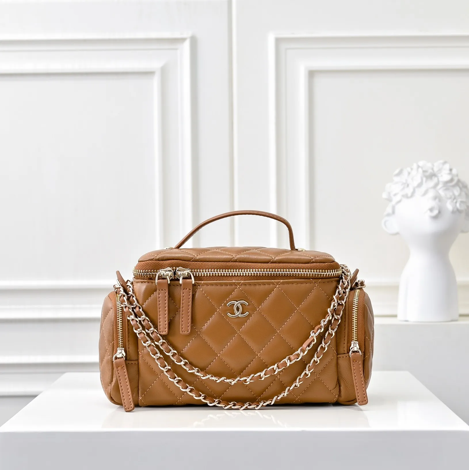 💰520￥👑CHANEL24K new camera bag📷 Full marks for high-end, worth recommending. Lambskin with metal chain. The small and exquisite camera shape with golden embellishments not only adds a touch of playfulness, but also makes the whole thing more romantic and elegant~ This bag adds a touch of elf-like agility. It is a versatile item that can be worn on the shoulder or crossbody! Size: 24x13cm Style number: 1216