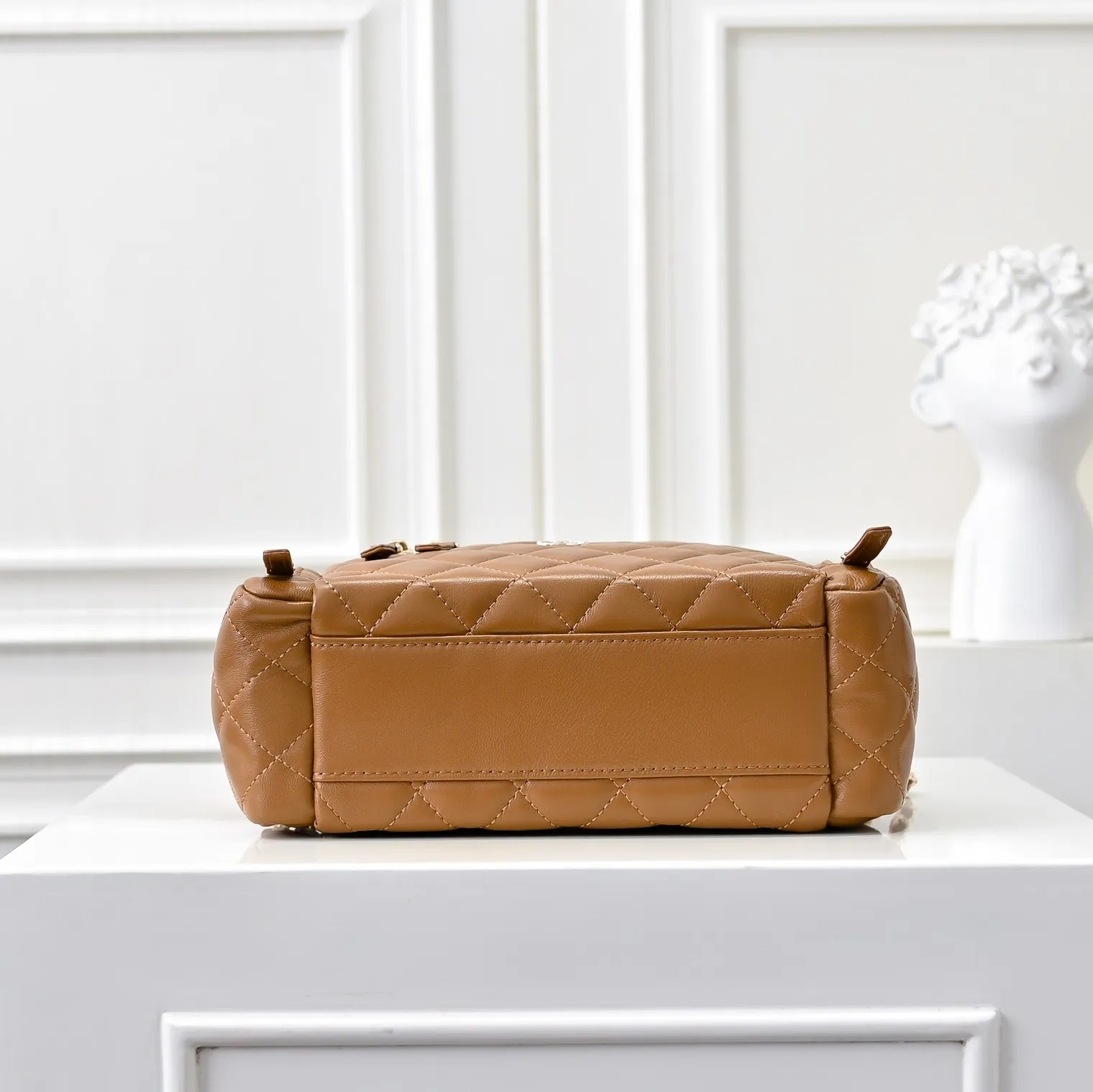 💰520￥👑CHANEL24K new camera bag📷 Full marks for high-end, worth recommending. Lambskin with metal chain. The small and exquisite camera shape with golden embellishments not only adds a touch of playfulness, but also makes the whole thing more romantic and elegant~ This bag adds a touch of elf-like agility. It is a versatile item that can be worn on the shoulder or crossbody! Size: 24x13cm Style number: 1216