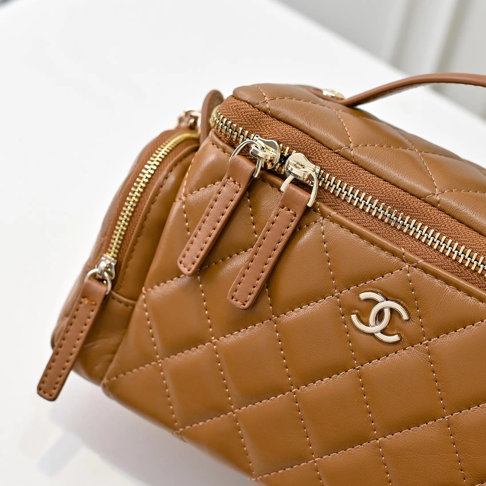💰520￥👑CHANEL24K new camera bag📷 Full marks for high-end, worth recommending. Lambskin with metal chain. The small and exquisite camera shape with golden embellishments not only adds a touch of playfulness, but also makes the whole thing more romantic and elegant~ This bag adds a touch of elf-like agility. It is a versatile item that can be worn on the shoulder or crossbody! Size: 24x13cm Style number: 1216