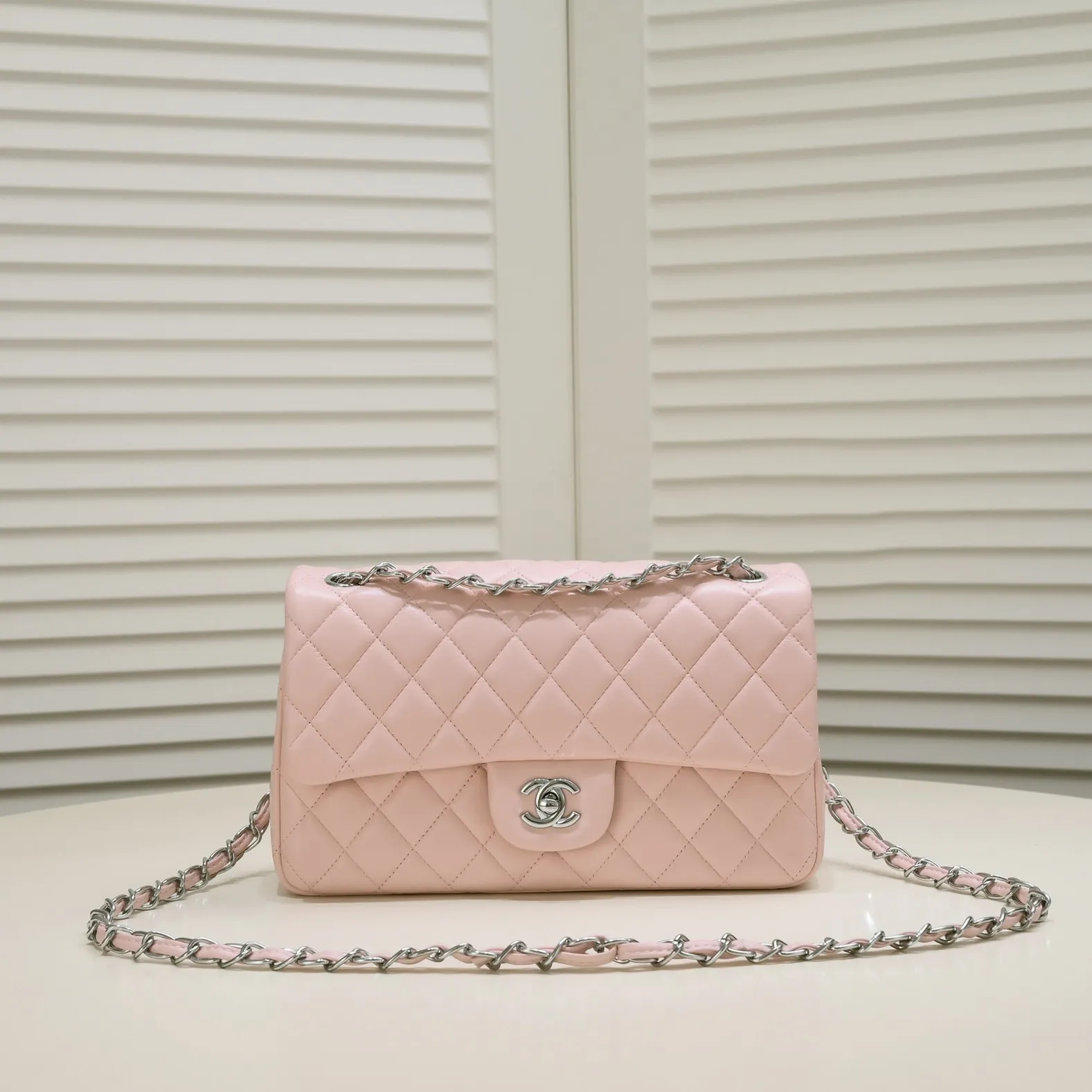 💰400￥Pink Chanel🔥Exclusive quality real shot shipment✈️Official website updated simultaneously👑Chanel sheep pattern classic style with original hardware, summer style is coming💋CHANEL ‼ ️Crossbody bag, sheepskin with red lining🌸‼ ️ 🙈Fashion new favorite🙈 Size: 25.5*16*6.5. Style number: 1112 sheepskin