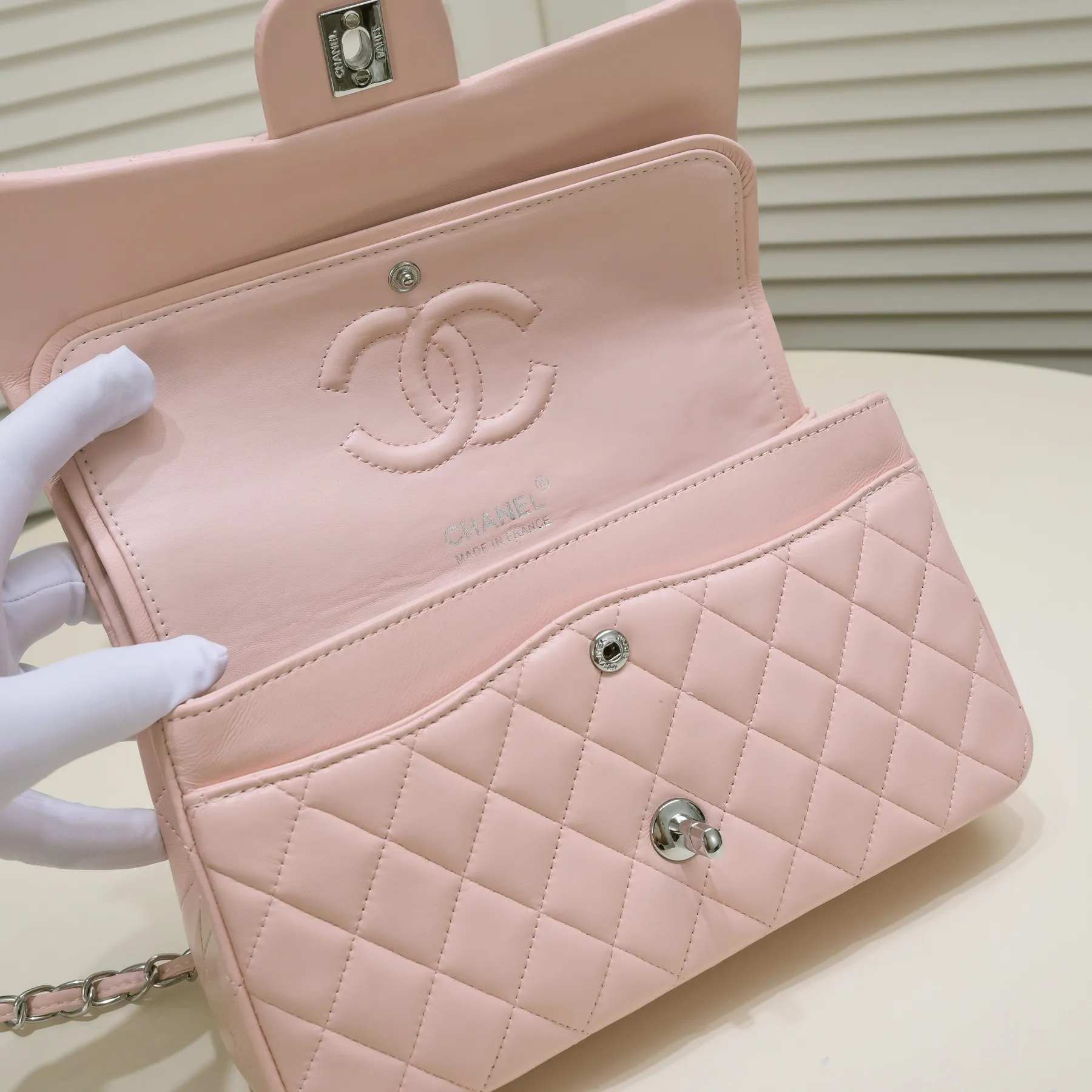 💰400￥Pink Chanel🔥Exclusive quality real shot shipment✈️Official website updated simultaneously👑Chanel sheep pattern classic style with original hardware, summer style is coming💋CHANEL ‼ ️Crossbody bag, sheepskin with red lining🌸‼ ️ 🙈Fashion new favorite🙈 Size: 25.5*16*6.5. Style number: 1112 sheepskin