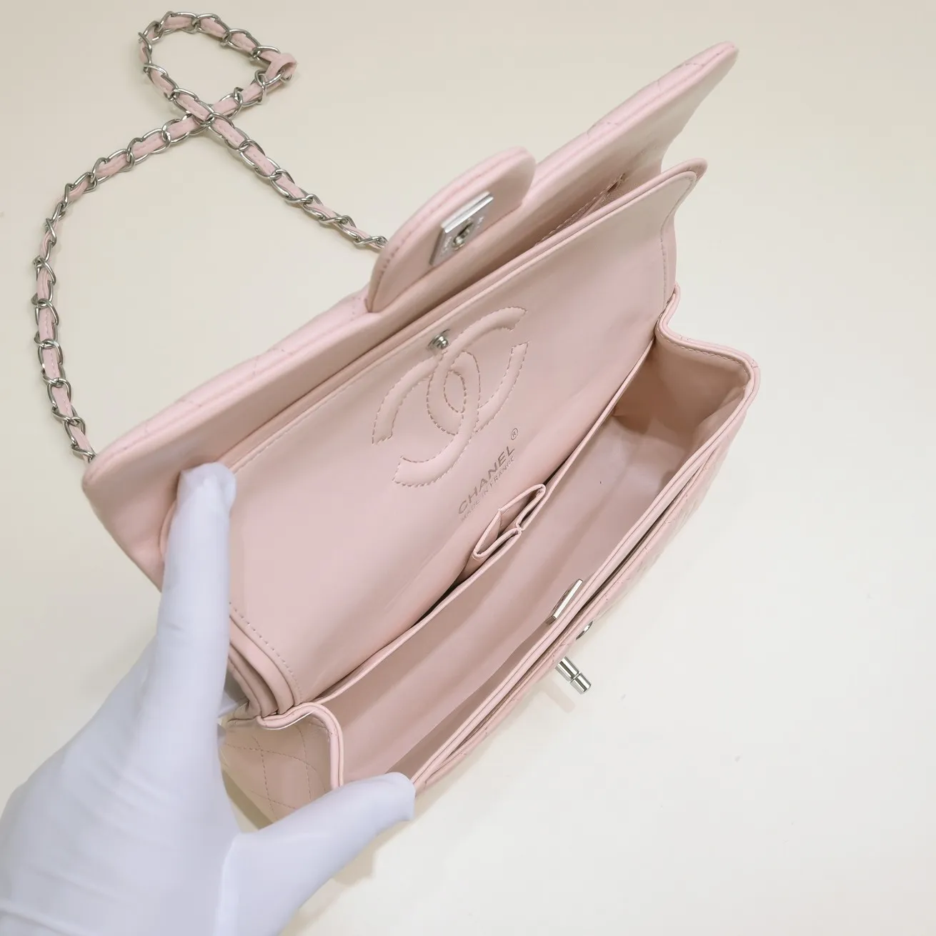 💰400￥Pink Chanel🔥Exclusive quality real shot shipment✈️Official website updated simultaneously👑Chanel sheep pattern classic style with original hardware, summer style is coming💋CHANEL ‼ ️Crossbody bag, sheepskin with red lining🌸‼ ️ 🙈Fashion new favorite🙈 Size: 25.5*16*6.5. Style number: 1112 sheepskin