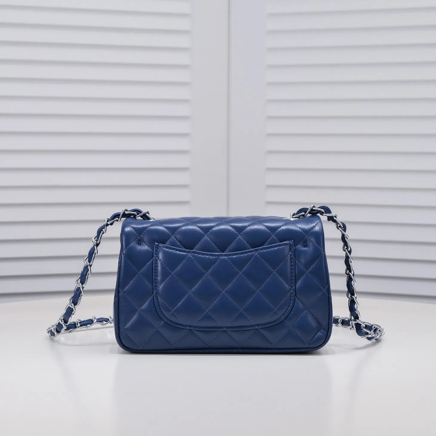 💰320￥Dark blue CF versatile lambskin🌹 Chanel💃🏻‼ ️Eternal classic style [shy] noble temperament💃🏻favorite of celebrities🌟soft leather and high-end👍counter hardware exquisite workmanship to reject flaws [strong] both dazzling and feminine 😝[strong] luxurious and durable🌟Size: 20*14*7cm Style number: 1116