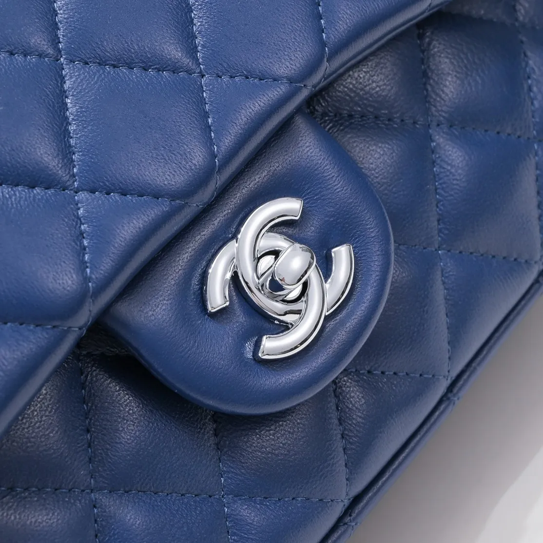 💰320￥Dark blue CF versatile lambskin🌹 Chanel💃🏻‼ ️Eternal classic style [shy] noble temperament💃🏻favorite of celebrities🌟soft leather and high-end👍counter hardware exquisite workmanship to reject flaws [strong] both dazzling and feminine 😝[strong] luxurious and durable🌟Size: 20*14*7cm Style number: 1116