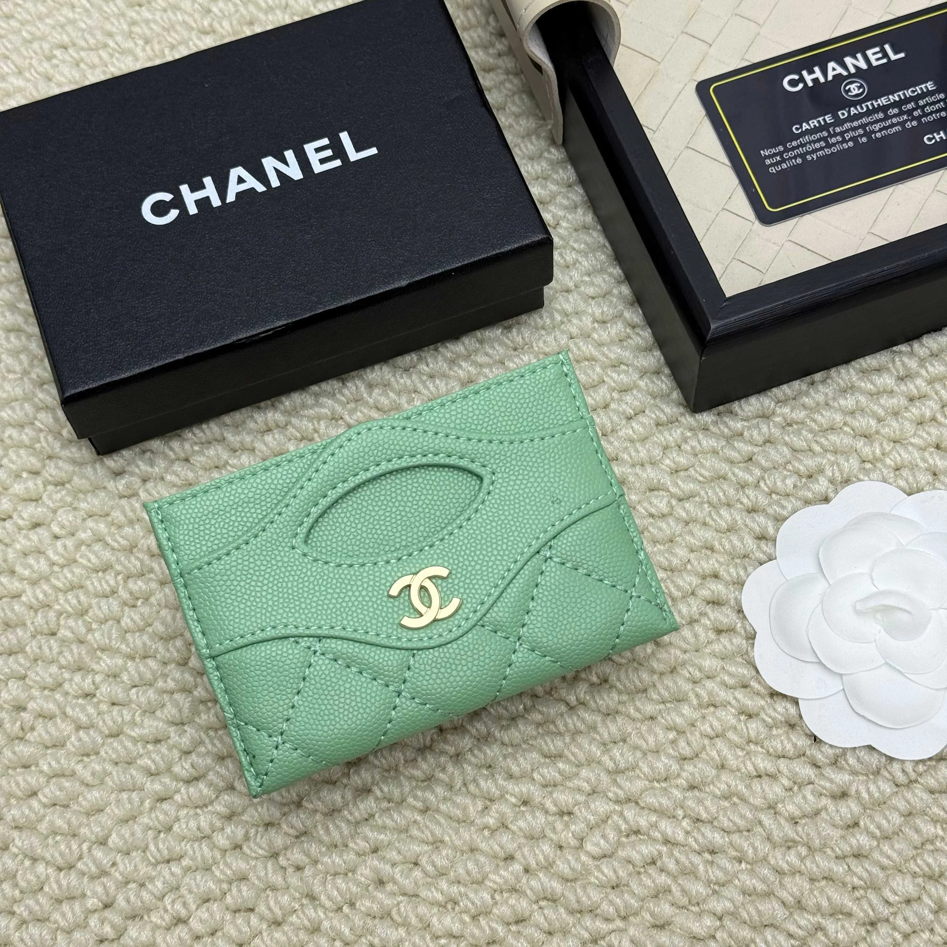 💰110 Chanel's new model, model: AP7776 31 card holder, sheepskin ball pattern. This new 31 card holder comes in several cute pink colors and can hold 6 or 7 cards no problem❣️ Size: 8*11