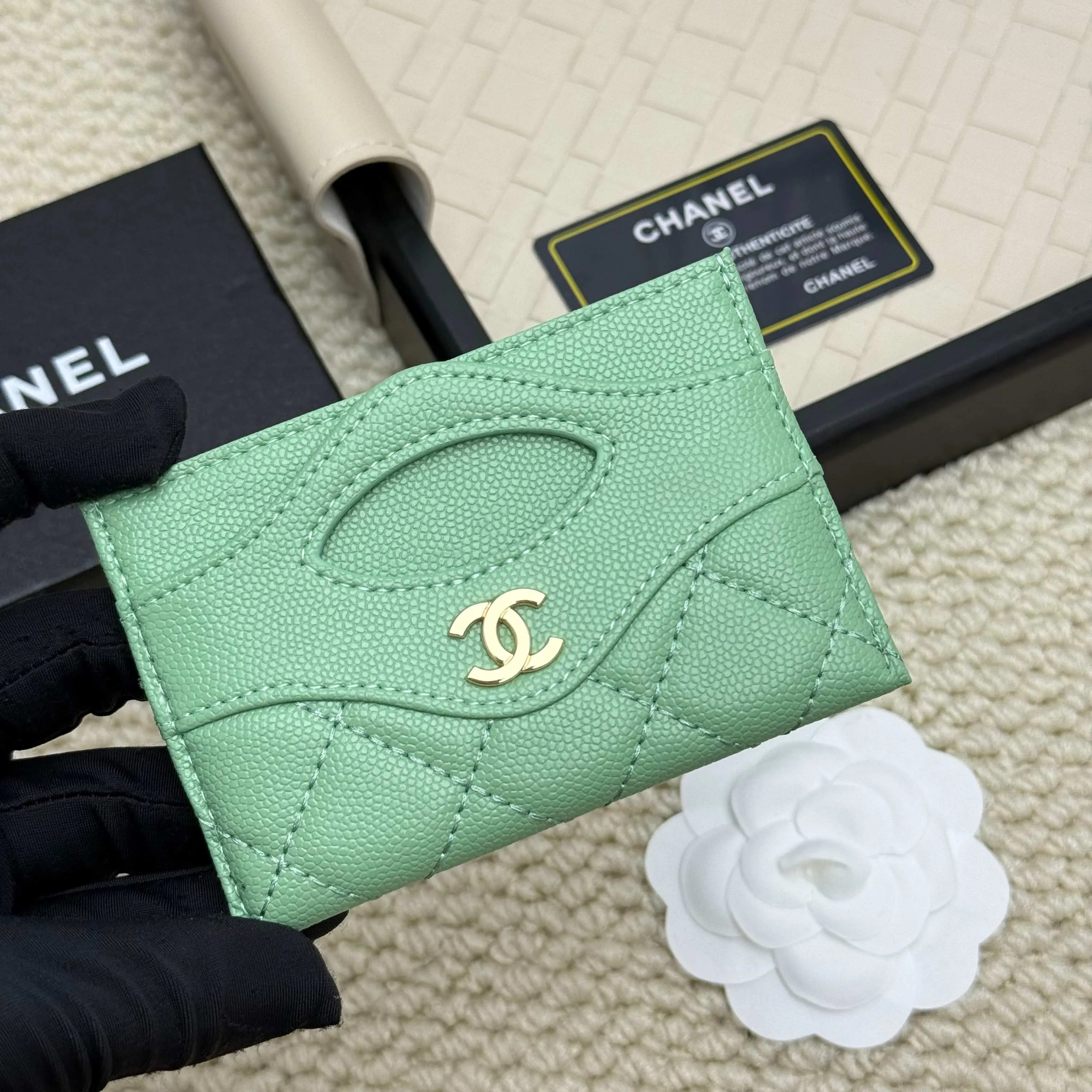 💰110 Chanel's new model, model: AP7776 31 card holder, sheepskin ball pattern. This new 31 card holder comes in several cute pink colors and can hold 6 or 7 cards no problem❣️ Size: 8*11