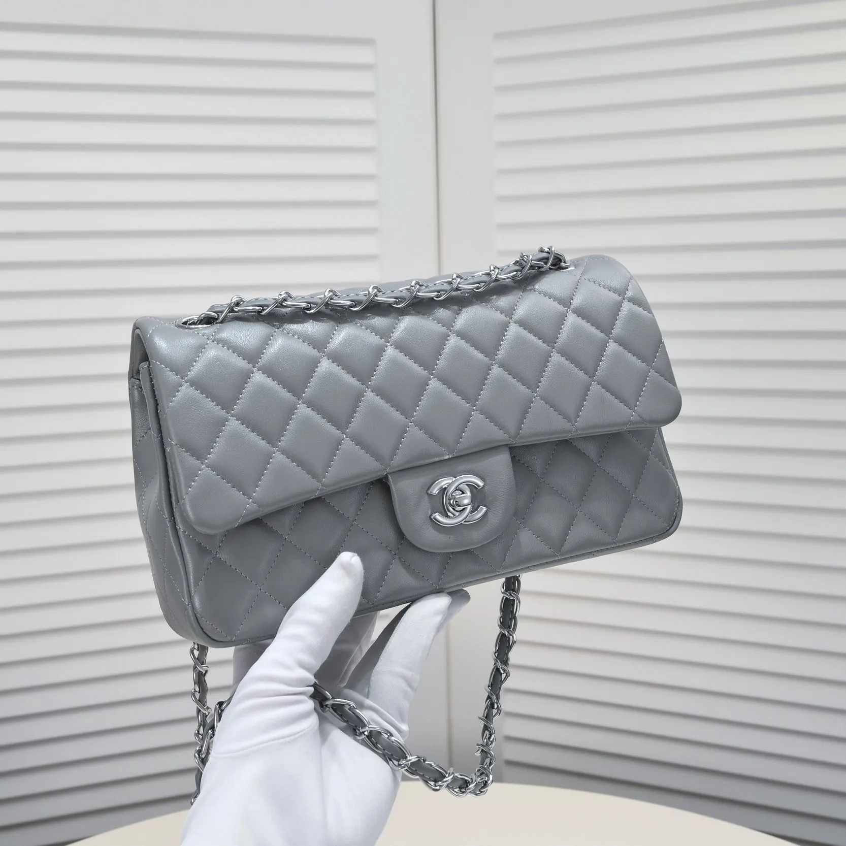 💰400￥Gray Chanel🔥Exclusive quality real shot shipment✈️Official website updated simultaneously👑Chanel sheep pattern classic style with original hardware, summer style is coming💋CHANEL ‼ ️Crossbody bag, sheepskin with red lining🌸‼ ️ 🙈Fashion new favorite🙈 Size: 25.5*16*6.5. Style number: 1112 sheepskin